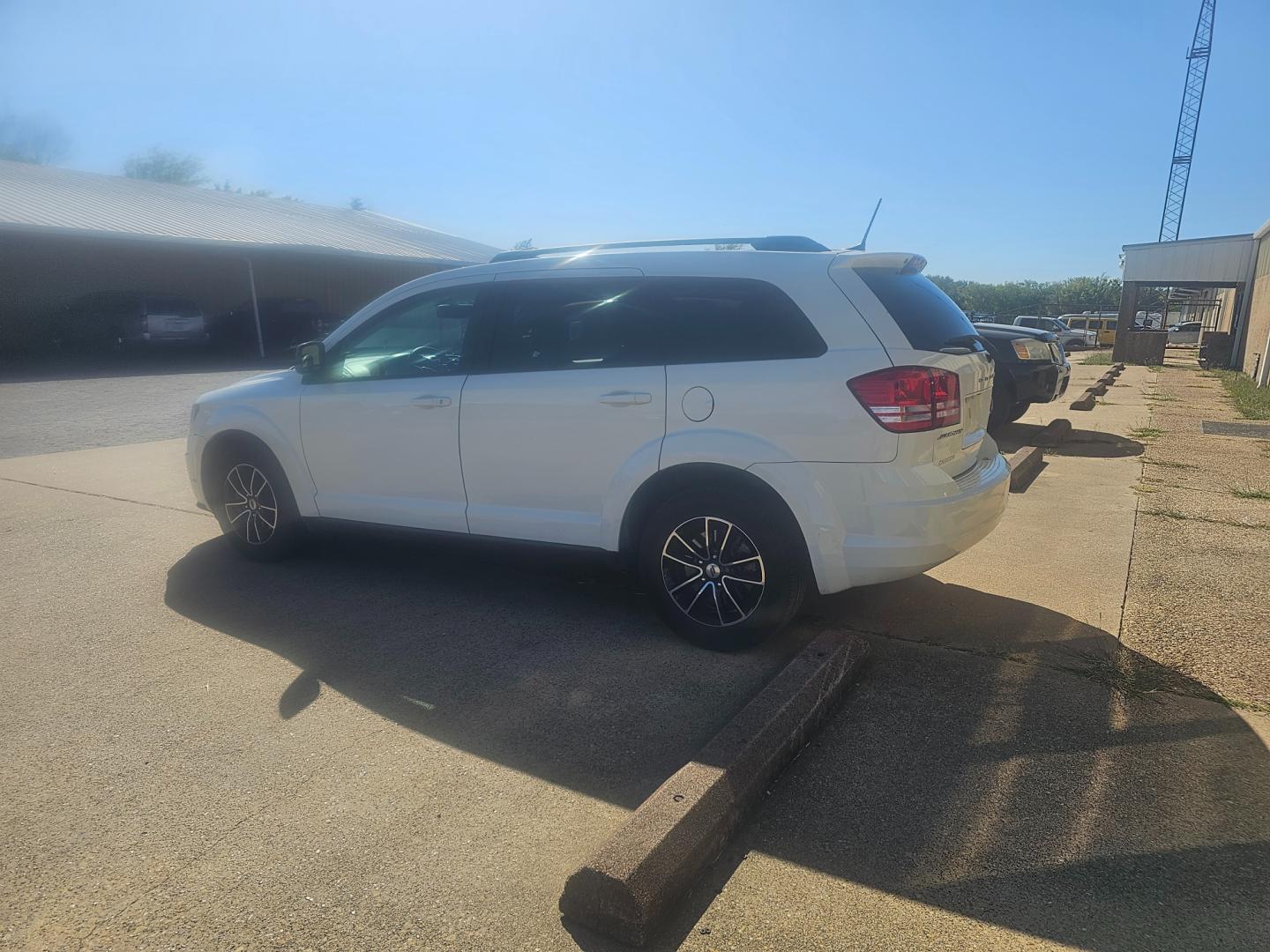 2018 WHITE Dodge Journey SE (3C4PDCAB1JT) with an 2.4L L4 DOHC 16V engine, 4A transmission, located at 533 S Seven Points BLVD, Seven Points, TX, 75143, (430) 255-4030, 32.313999, -96.209351 - Photo#3