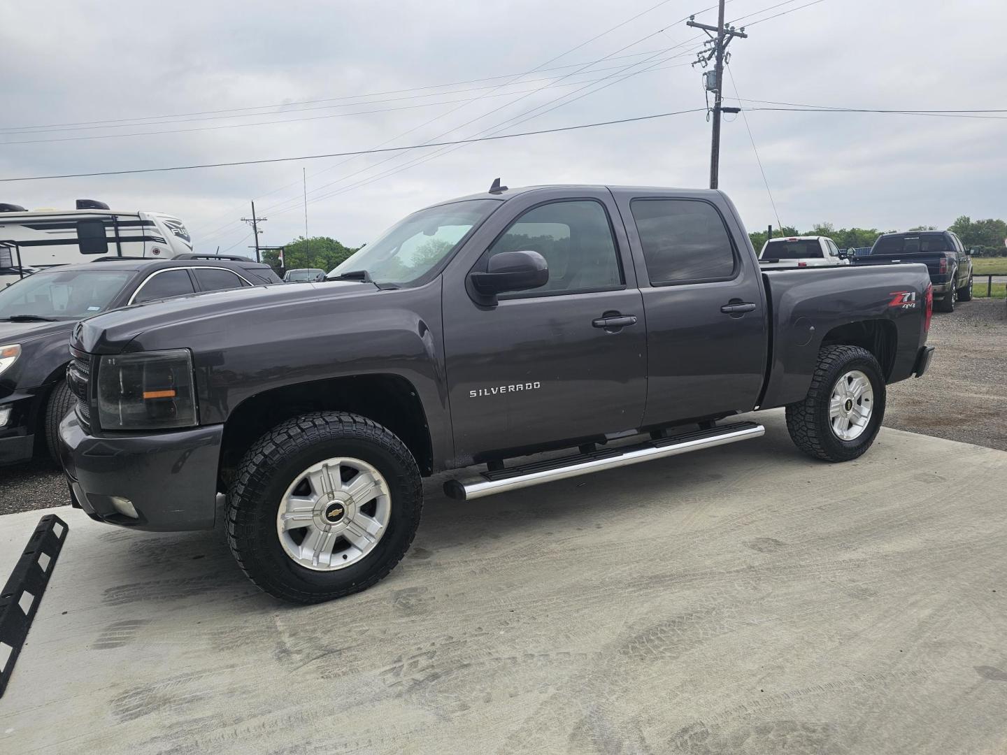 2010 GRAY CHEVROLET SILVERADO 1500 LTZ Crew Cab 4WD (3GCRKTE39AG) with an 5.3L V8 OHV 16V FFV engine, 6-SPEED AUTOMATIC transmission, located at 607 S Seven Points BLVD, Seven Points, TX, 75143, (430) 255-4030, 32.313934, -96.207932 - Photo#0