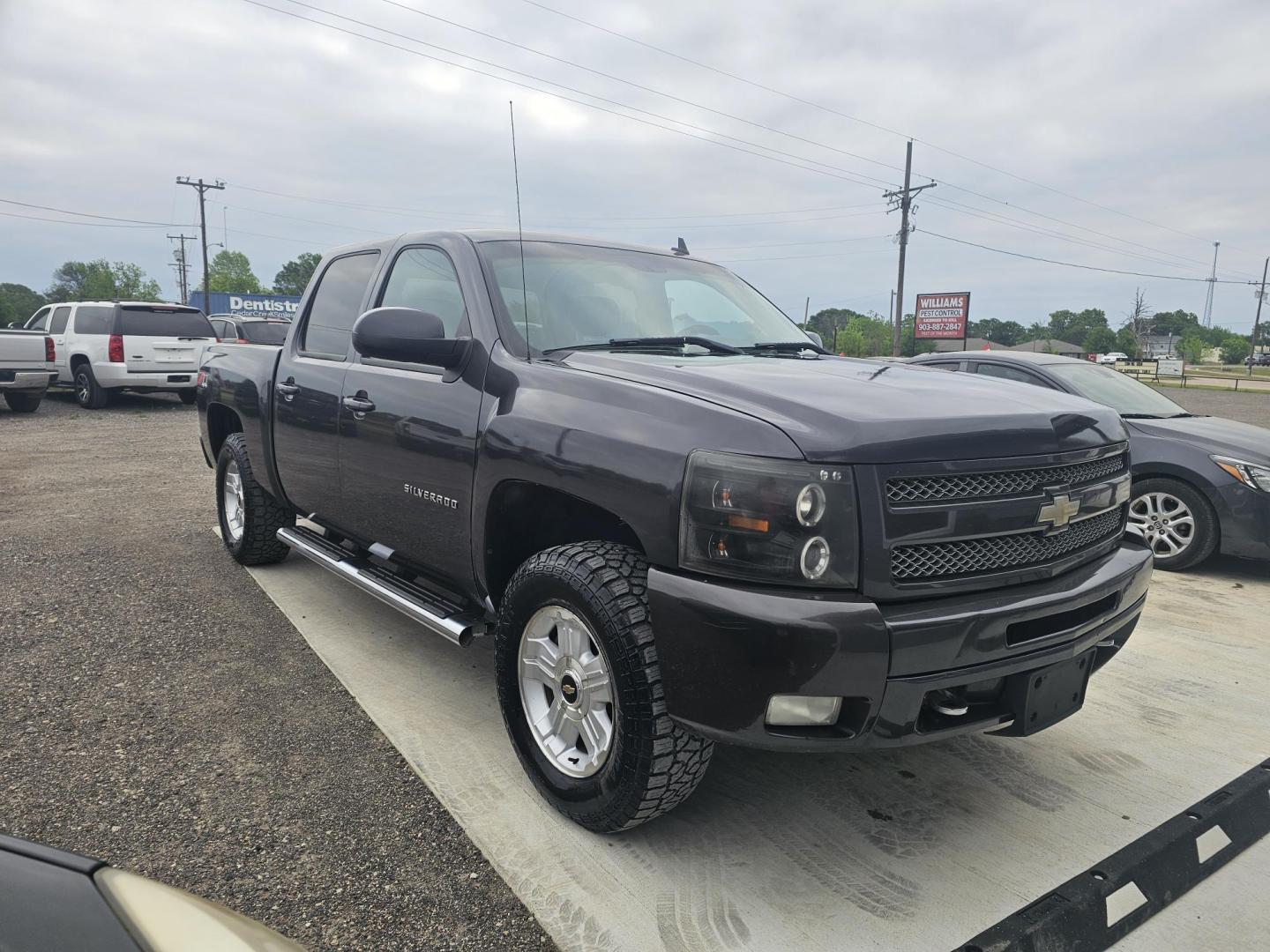 2010 GRAY CHEVROLET SILVERADO 1500 LTZ Crew Cab 4WD (3GCRKTE39AG) with an 5.3L V8 OHV 16V FFV engine, 6-SPEED AUTOMATIC transmission, located at 607 S Seven Points BLVD, Seven Points, TX, 75143, (430) 255-4030, 32.313934, -96.207932 - Photo#1