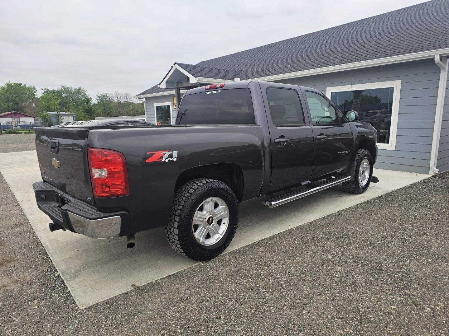 2010 GRAY CHEVROLET SILVERADO 1500 LTZ Crew Cab 4WD (3GCRKTE39AG) with an 5.3L V8 OHV 16V FFV engine, 6-SPEED AUTOMATIC transmission, located at 607 S Seven Points BLVD, Seven Points, TX, 75143, (430) 255-4030, 32.313934, -96.207932 - Photo#2