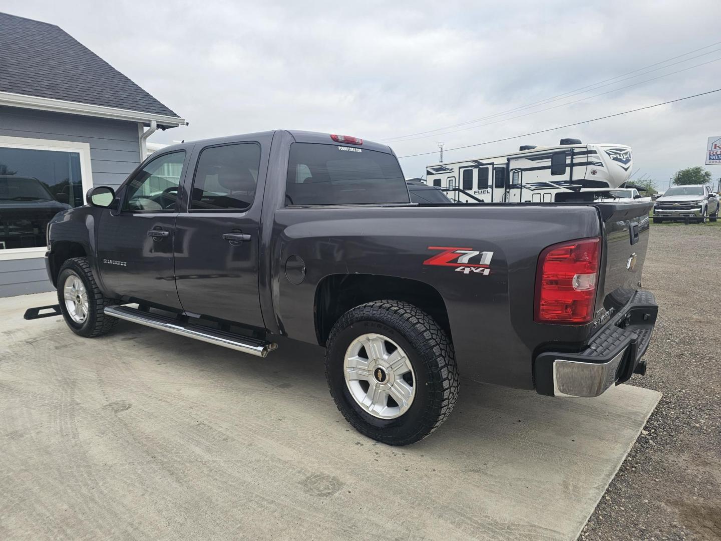 2010 GRAY CHEVROLET SILVERADO 1500 LTZ Crew Cab 4WD (3GCRKTE39AG) with an 5.3L V8 OHV 16V FFV engine, 6-SPEED AUTOMATIC transmission, located at 607 S Seven Points BLVD, Seven Points, TX, 75143, (430) 255-4030, 32.313934, -96.207932 - Photo#3