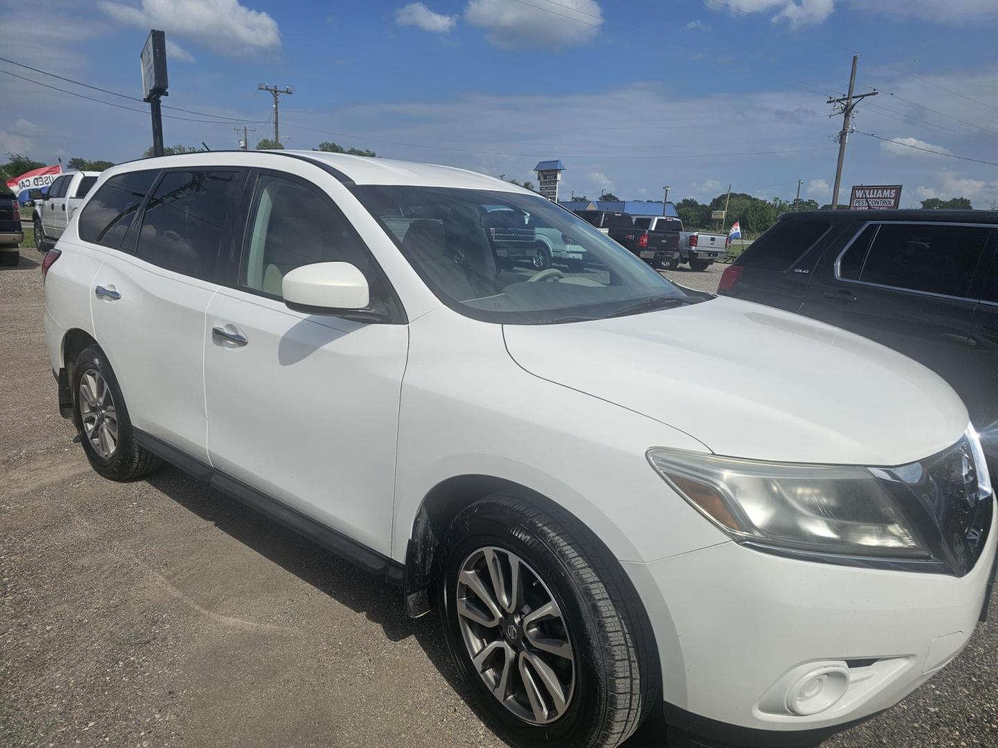 2013 WHITE Nissan Pathfinder LE 2WD (5N1AR2MN0DC) with an 3.5L V6 DOHC 24V engine, Continuously Variable Transmission transmission, located at 607 S Seven Points BLVD, Seven Points, TX, 75143, (430) 255-4030, 32.313934, -96.207932 - Photo#1