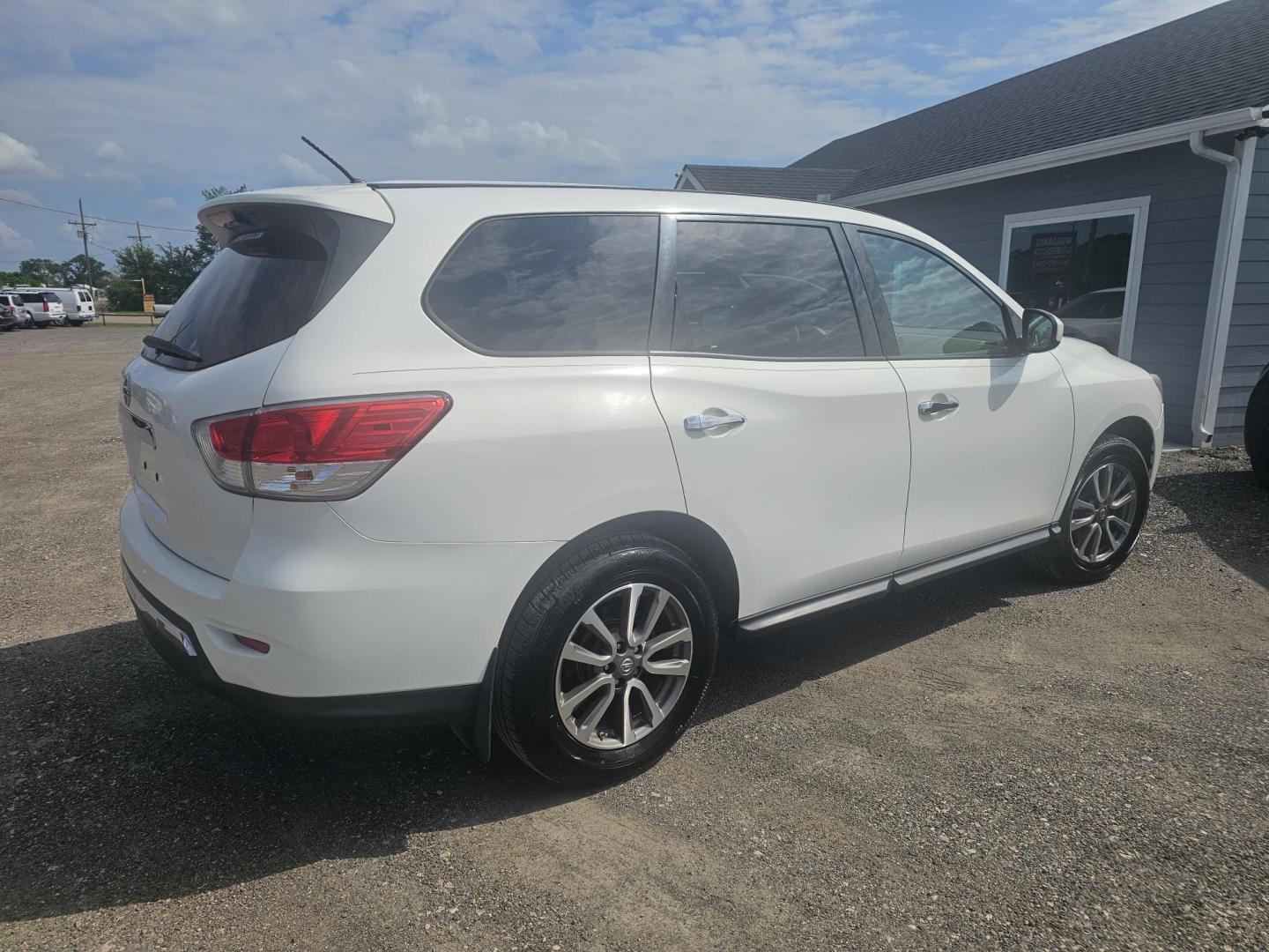 2013 WHITE Nissan Pathfinder LE 2WD (5N1AR2MN0DC) with an 3.5L V6 DOHC 24V engine, Continuously Variable Transmission transmission, located at 607 S Seven Points BLVD, Seven Points, TX, 75143, (430) 255-4030, 32.313934, -96.207932 - Photo#2