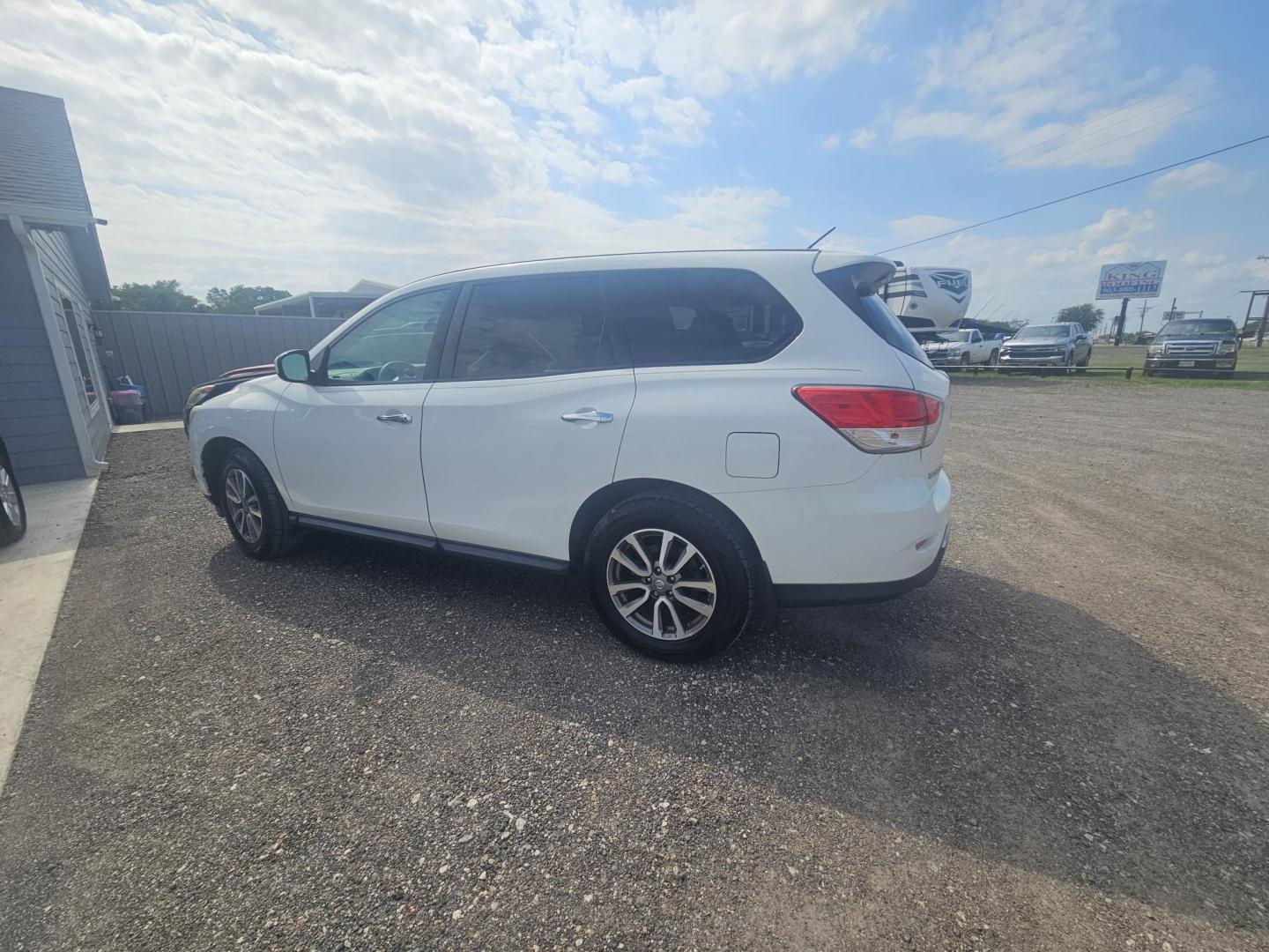 2013 WHITE Nissan Pathfinder LE 2WD (5N1AR2MN0DC) with an 3.5L V6 DOHC 24V engine, Continuously Variable Transmission transmission, located at 607 S Seven Points BLVD, Seven Points, TX, 75143, (430) 255-4030, 32.313934, -96.207932 - Photo#3