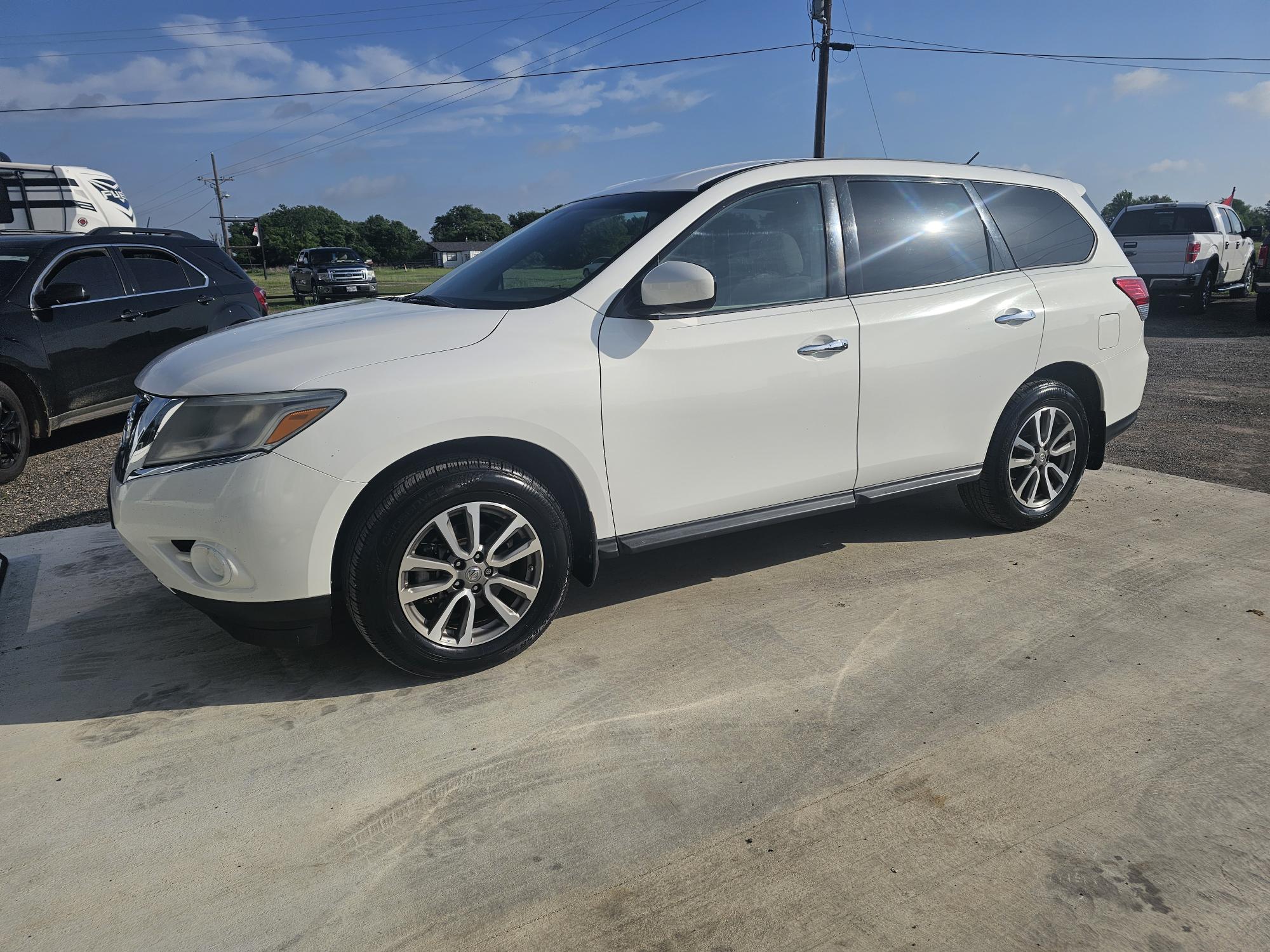 photo of 2013 Nissan Pathfinder LE 2WD