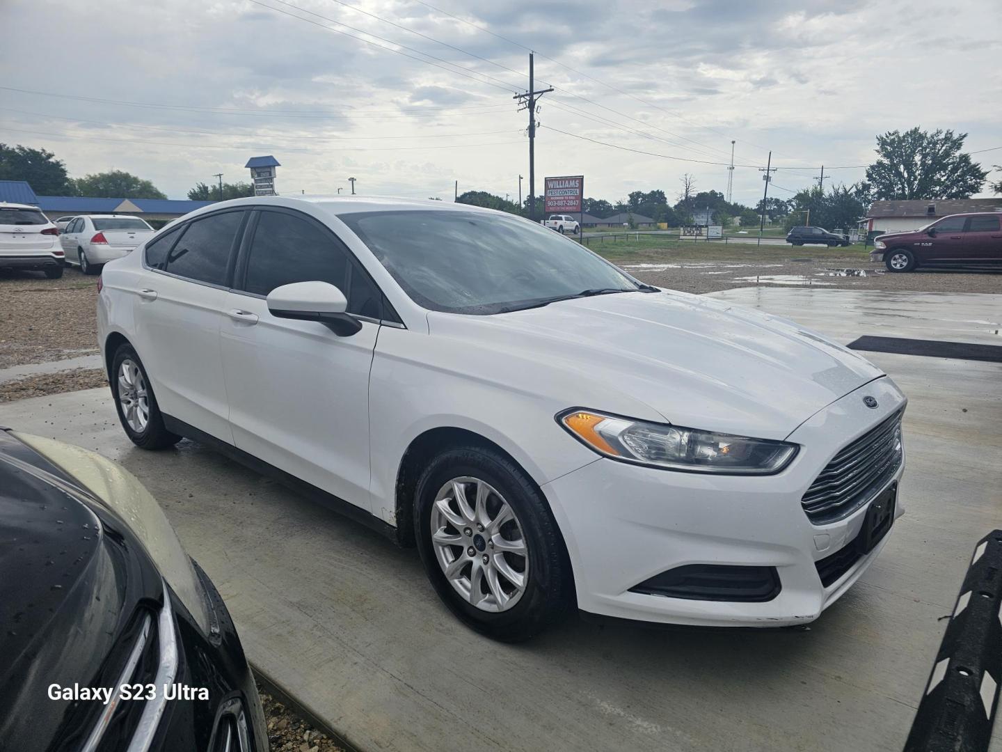 2016 WHITE Ford Fusion S (1FA6P0G70G5) with an 2.5L L4 DOHC 16V engine, 6-Speed Automatic transmission, located at 607 S Seven Points BLVD, Seven Points, TX, 75143, (430) 255-4030, 32.313934, -96.207932 - Photo#1
