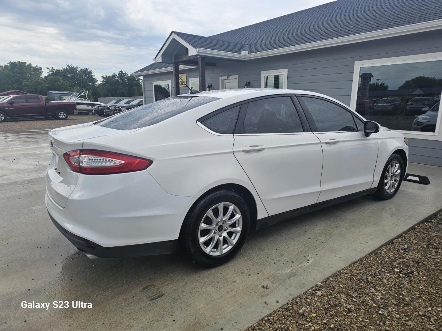 2016 WHITE Ford Fusion S (1FA6P0G70G5) with an 2.5L L4 DOHC 16V engine, 6-Speed Automatic transmission, located at 607 S Seven Points BLVD, Seven Points, TX, 75143, (430) 255-4030, 32.313934, -96.207932 - Photo#2