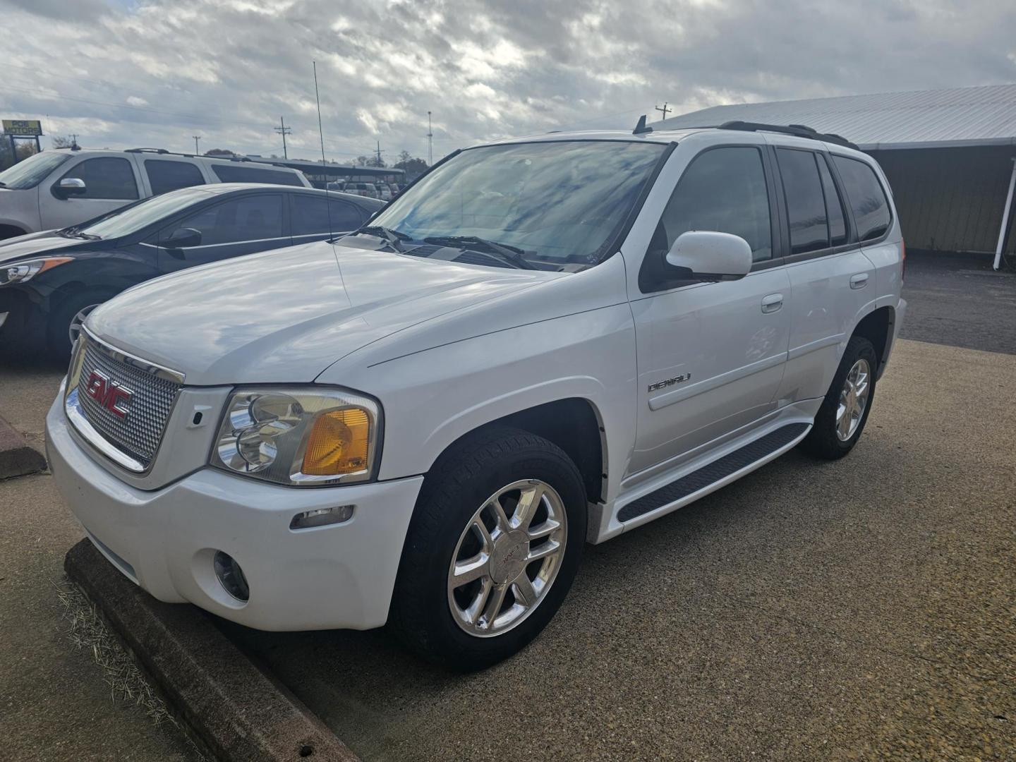 2009 WHITE GMC Envoy Denali 2WD (1GKES53M892) with an 5.3L V8 OHV 16V engine, 4-Speed Automatic transmission, located at 533 S Seven Points BLVD, Seven Points, TX, 75143, (430) 255-4030, 32.313999, -96.209351 - Photo#0