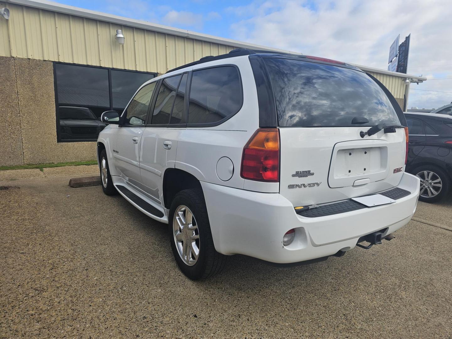 2009 WHITE GMC Envoy Denali 2WD (1GKES53M892) with an 5.3L V8 OHV 16V engine, 4-Speed Automatic transmission, located at 533 S Seven Points BLVD, Seven Points, TX, 75143, (430) 255-4030, 32.313999, -96.209351 - Photo#1