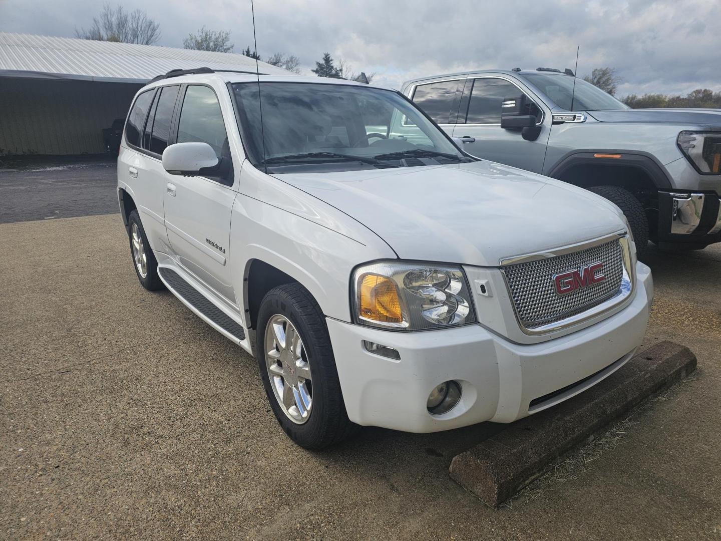 2009 WHITE GMC Envoy Denali 2WD (1GKES53M892) with an 5.3L V8 OHV 16V engine, 4-Speed Automatic transmission, located at 533 S Seven Points BLVD, Seven Points, TX, 75143, (430) 255-4030, 32.313999, -96.209351 - Photo#2