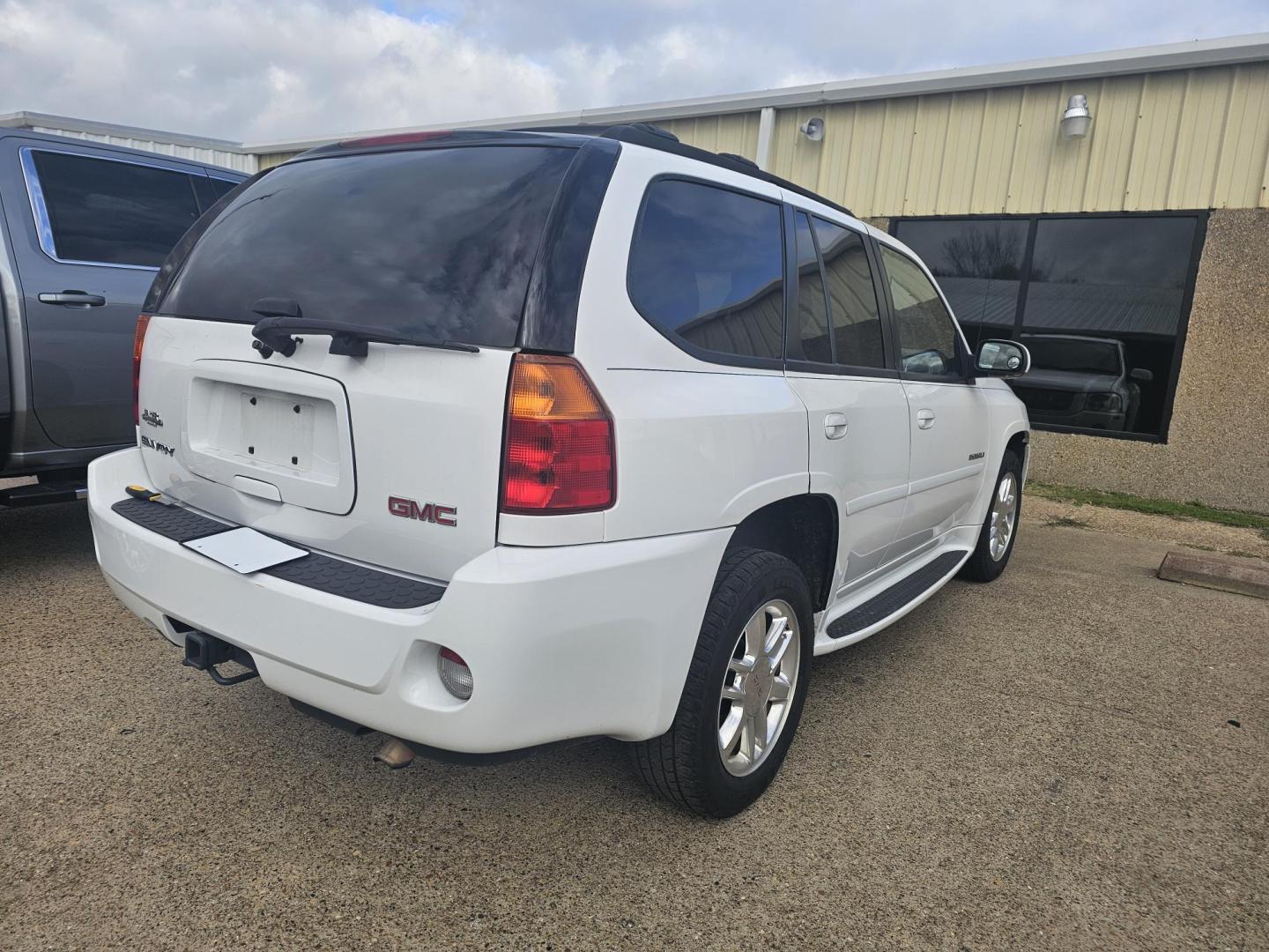 2009 WHITE GMC Envoy Denali 2WD (1GKES53M892) with an 5.3L V8 OHV 16V engine, 4-Speed Automatic transmission, located at 533 S Seven Points BLVD, Seven Points, TX, 75143, (430) 255-4030, 32.313999, -96.209351 - Photo#3