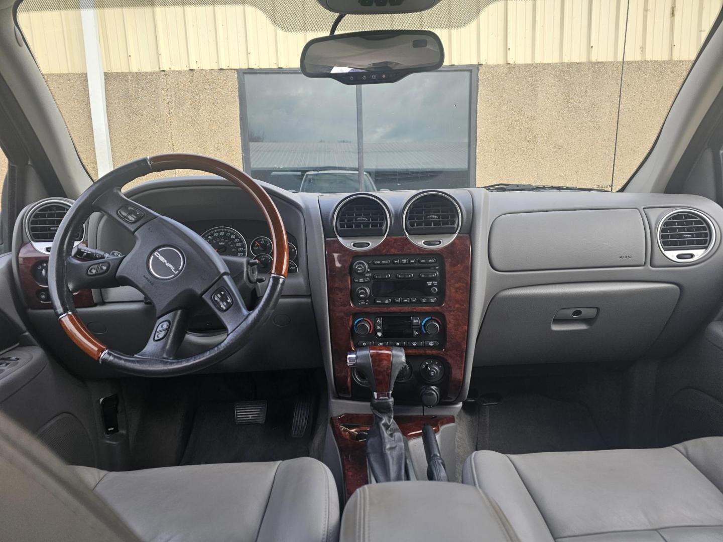 2009 WHITE GMC Envoy Denali 2WD (1GKES53M892) with an 5.3L V8 OHV 16V engine, 4-Speed Automatic transmission, located at 533 S Seven Points BLVD, Seven Points, TX, 75143, (430) 255-4030, 32.313999, -96.209351 - Photo#4