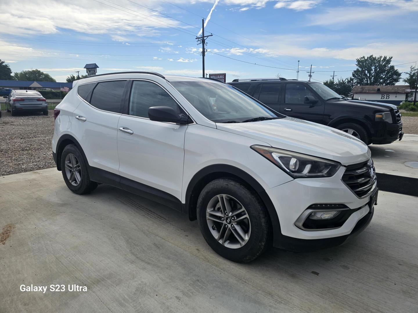 2017 WHITE Hyundai Santa Fe Sport 2.4 FWD (5NMZU3LB8HH) with an 2.4L L4 DOHC 16V engine, 6A transmission, located at 607 S Seven Points BLVD, Seven Points, TX, 75143, (430) 255-4030, 32.313934, -96.207932 - Photo#1