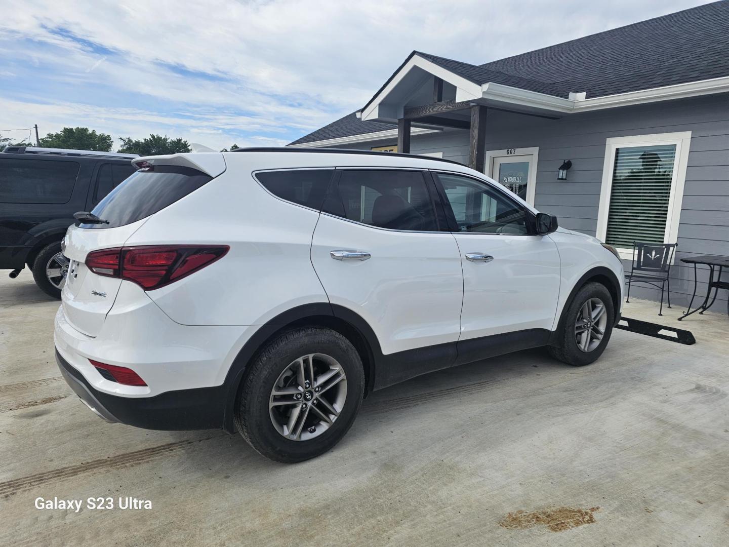 2017 WHITE Hyundai Santa Fe Sport 2.4 FWD (5NMZU3LB8HH) with an 2.4L L4 DOHC 16V engine, 6A transmission, located at 607 S Seven Points BLVD, Seven Points, TX, 75143, (430) 255-4030, 32.313934, -96.207932 - Photo#2