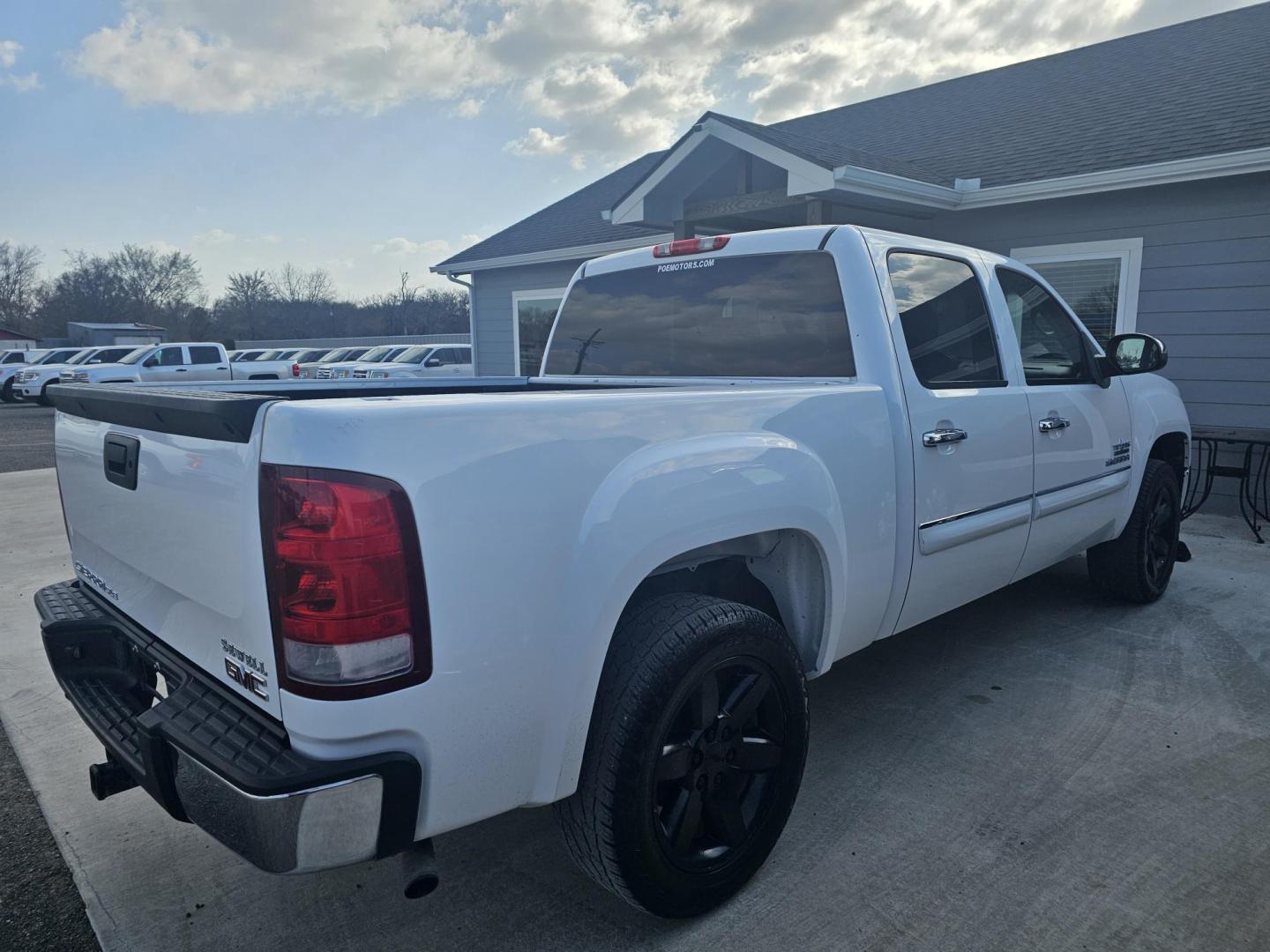 2013 WHITE GMC Sierra 1500 SLE Crew Cab 2WD (3GTP1VE01DG) with an 5.3L V8 OHV 16V FFV engine, 6-Speed Automatic transmission, located at 607 S Seven Points BLVD, Seven Points, TX, 75143, (430) 255-4030, 32.313934, -96.207932 - Photo#2