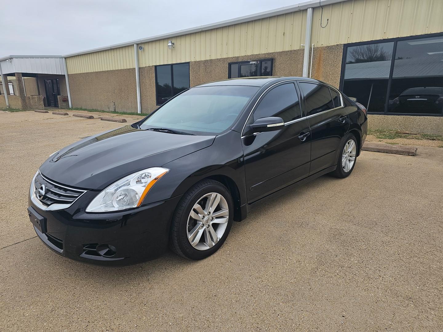 2011 BLACK NISSAN ALTIMA 3.5 SR (1N4BL2APXBN) with an 3.5L V6 DOHC 24V engine, CVT transmission, located at 533 S Seven Points BLVD, Seven Points, TX, 75143, (430) 255-4030, 32.313999, -96.209351 - Photo#0