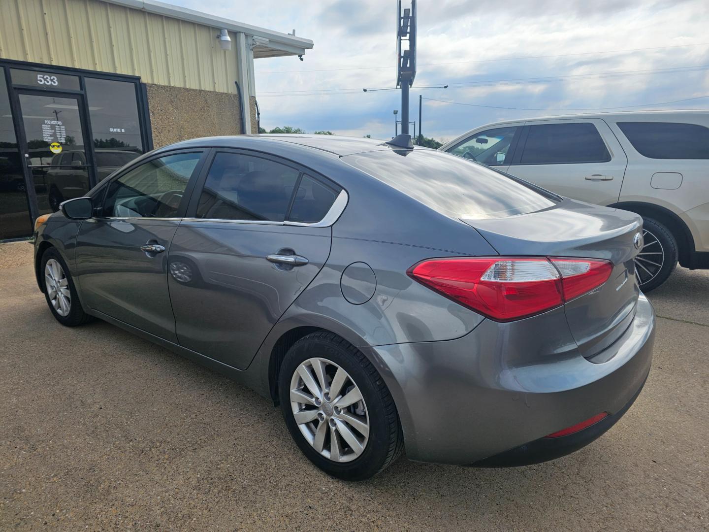 2015 GRAY Kia Forte EX (KNAFX4A83F5) with an 2.0L L4 DOHC 16V engine, 6-Speed Automatic transmission, located at 533 S Seven Points BLVD, Seven Points, TX, 75143, (430) 255-4030, 32.313999, -96.209351 - Photo#3