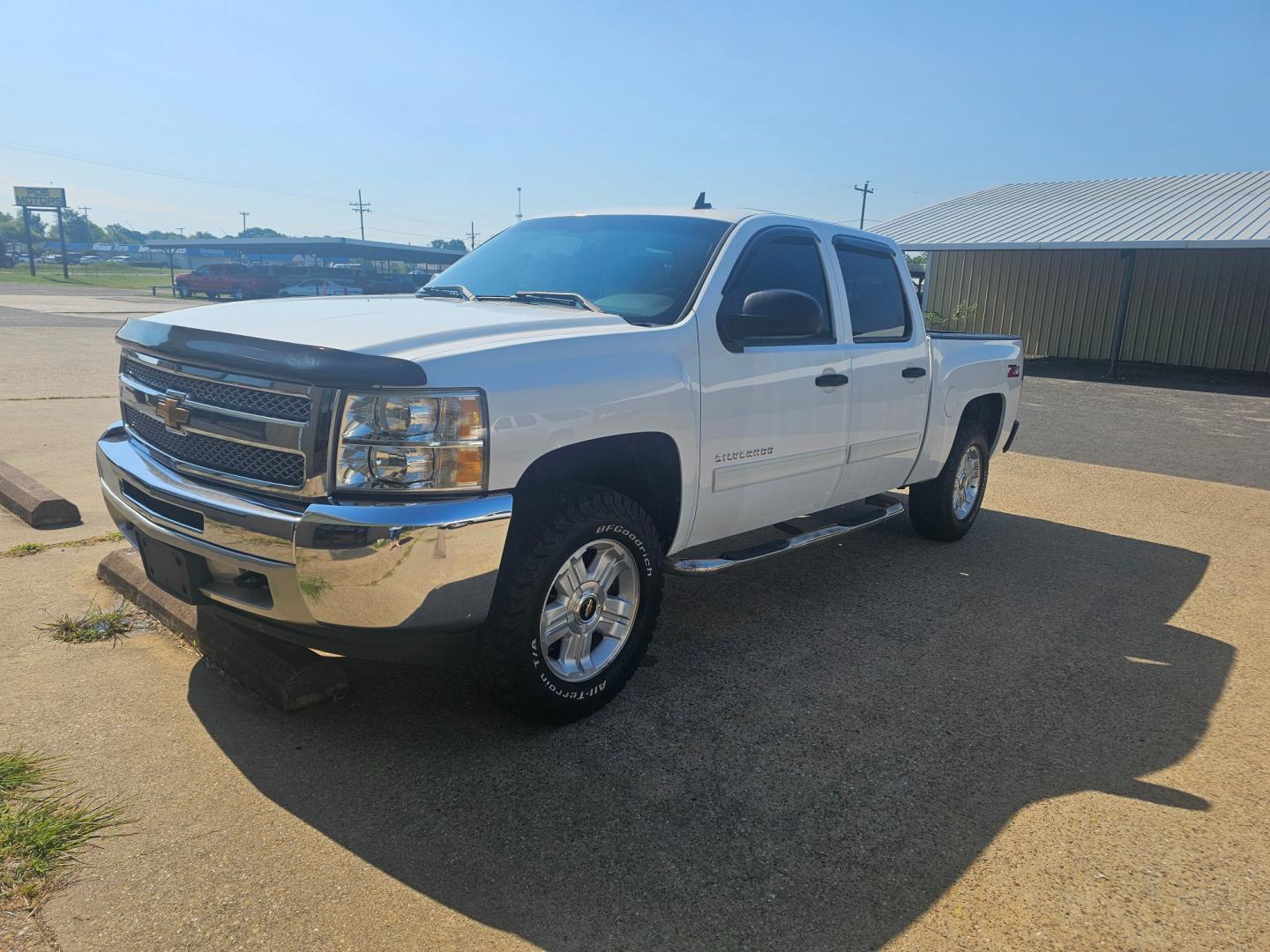 2013 WHITE Chevrolet Silverado 1500 LT Crew Cab 2WD (3GCPCSE04DG) with an 5.3L V8 OHV 16V FFV engine, 6-Speed Automatic transmission, located at 533 S Seven Points BLVD, Seven Points, TX, 75143, (430) 255-4030, 32.313999, -96.209351 - Photo#0