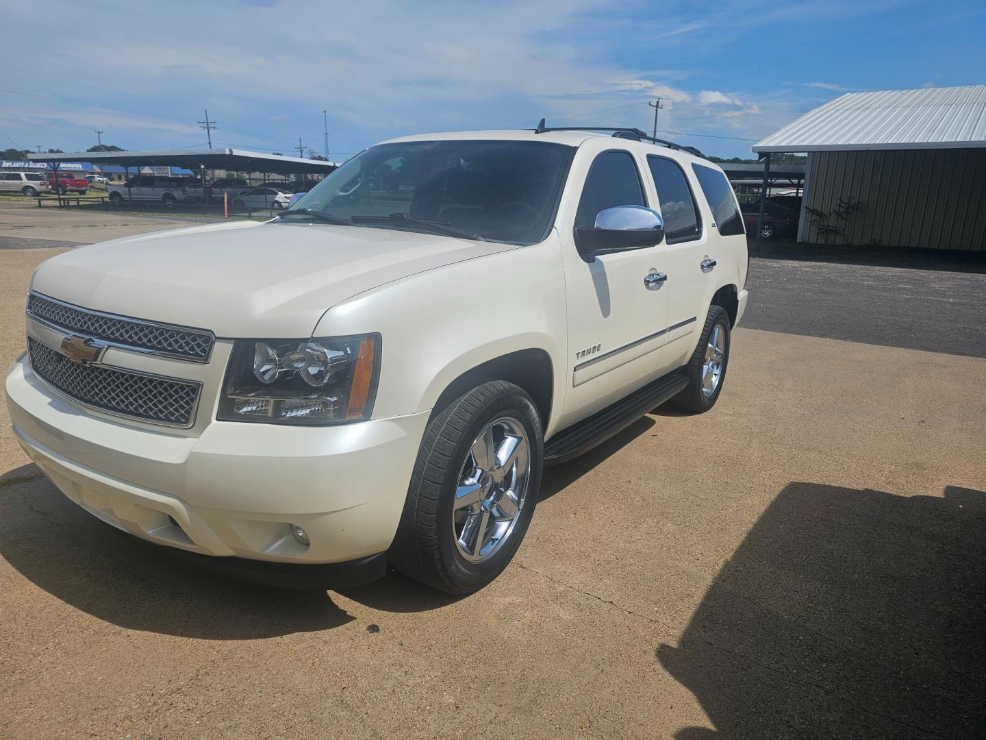 2013 WHITE Chevrolet Tahoe LTZ 2WD (1GNSCCE02DR) with an 5.3L V8 OHV 16V FFV engine, 6-Speed Automatic transmission, located at 533 S Seven Points BLVD, Seven Points, TX, 75143, (430) 255-4030, 32.313999, -96.209351 - Photo#0