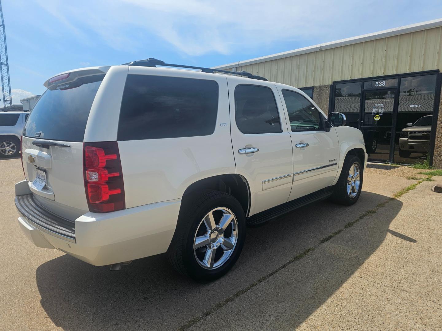 2013 WHITE Chevrolet Tahoe LTZ 2WD (1GNSCCE02DR) with an 5.3L V8 OHV 16V FFV engine, 6-Speed Automatic transmission, located at 533 S Seven Points BLVD, Seven Points, TX, 75143, (430) 255-4030, 32.313999, -96.209351 - Photo#2