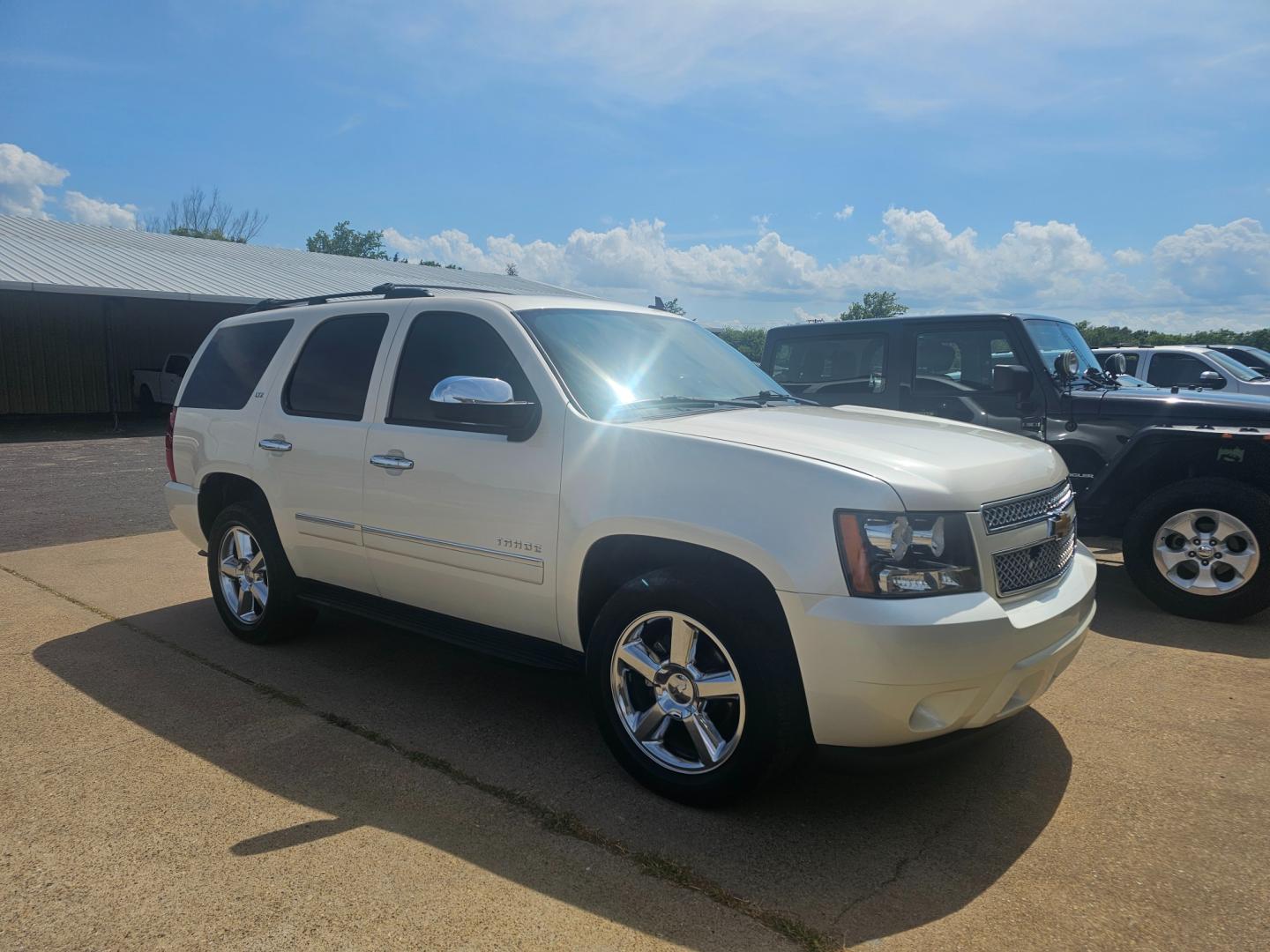 2013 WHITE Chevrolet Tahoe LTZ 2WD (1GNSCCE02DR) with an 5.3L V8 OHV 16V FFV engine, 6-Speed Automatic transmission, located at 533 S Seven Points BLVD, Seven Points, TX, 75143, (430) 255-4030, 32.313999, -96.209351 - Photo#1