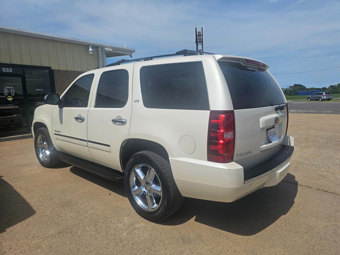 2013 WHITE Chevrolet Tahoe LTZ 2WD (1GNSCCE02DR) with an 5.3L V8 OHV 16V FFV engine, 6-Speed Automatic transmission, located at 533 S Seven Points BLVD, Seven Points, TX, 75143, (430) 255-4030, 32.313999, -96.209351 - Photo#3