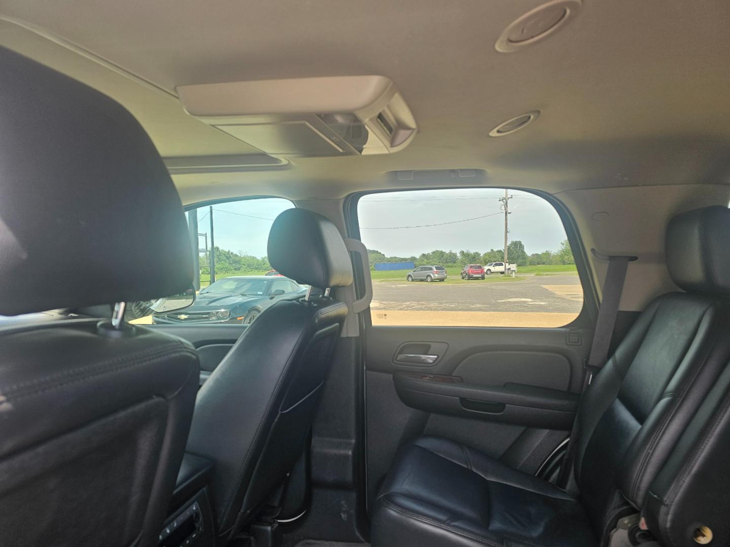 2013 WHITE Chevrolet Tahoe LTZ 2WD (1GNSCCE02DR) with an 5.3L V8 OHV 16V FFV engine, 6-Speed Automatic transmission, located at 533 S Seven Points BLVD, Seven Points, TX, 75143, (430) 255-4030, 32.313999, -96.209351 - Photo#5