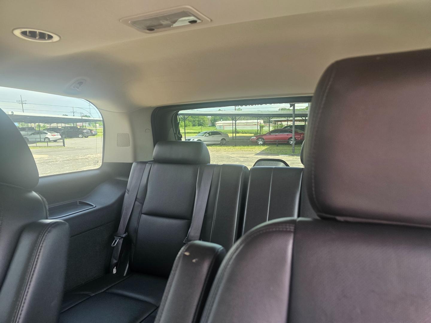 2013 WHITE Chevrolet Tahoe LTZ 2WD (1GNSCCE02DR) with an 5.3L V8 OHV 16V FFV engine, 6-Speed Automatic transmission, located at 533 S Seven Points BLVD, Seven Points, TX, 75143, (430) 255-4030, 32.313999, -96.209351 - Photo#6