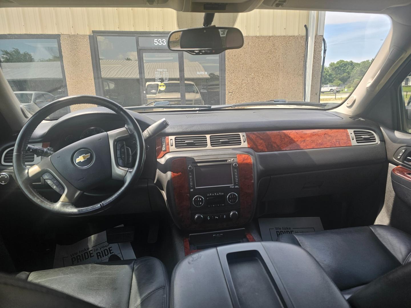 2013 WHITE Chevrolet Tahoe LTZ 2WD (1GNSCCE02DR) with an 5.3L V8 OHV 16V FFV engine, 6-Speed Automatic transmission, located at 533 S Seven Points BLVD, Seven Points, TX, 75143, (430) 255-4030, 32.313999, -96.209351 - Photo#4