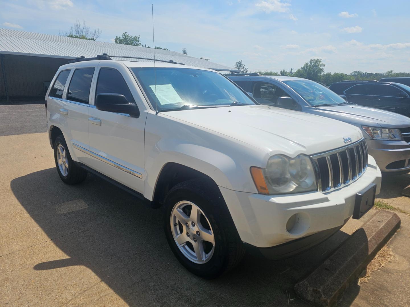 2005 WHITE Jeep Grand Cherokee Limited 2WD (1J4HS58N35C) with an 4.7L V8 SOHC 16V engine, 5-Speed Automatic Overdrive transmission, located at 533 S Seven Points BLVD, Seven Points, TX, 75143, (430) 255-4030, 32.313999, -96.209351 - Photo#1