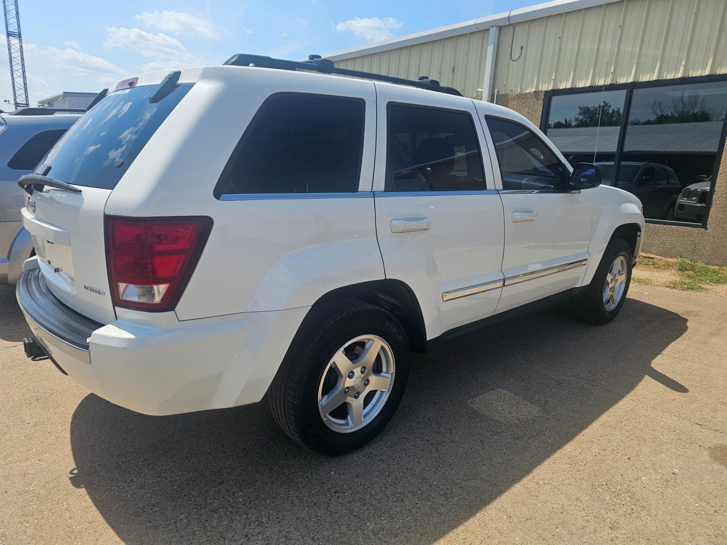 2005 WHITE Jeep Grand Cherokee Limited 2WD (1J4HS58N35C) with an 4.7L V8 SOHC 16V engine, 5-Speed Automatic Overdrive transmission, located at 533 S Seven Points BLVD, Seven Points, TX, 75143, (430) 255-4030, 32.313999, -96.209351 - Photo#2