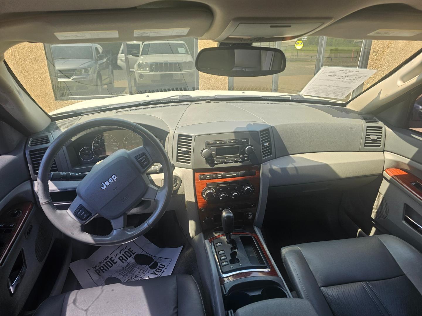 2005 WHITE Jeep Grand Cherokee Limited 2WD (1J4HS58N35C) with an 4.7L V8 SOHC 16V engine, 5-Speed Automatic Overdrive transmission, located at 533 S Seven Points BLVD, Seven Points, TX, 75143, (430) 255-4030, 32.313999, -96.209351 - Photo#4