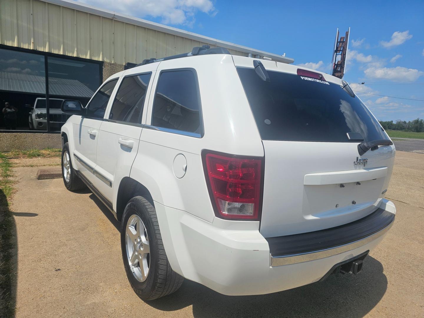 2005 WHITE Jeep Grand Cherokee Limited 2WD (1J4HS58N35C) with an 4.7L V8 SOHC 16V engine, 5-Speed Automatic Overdrive transmission, located at 533 S Seven Points BLVD, Seven Points, TX, 75143, (430) 255-4030, 32.313999, -96.209351 - Photo#3