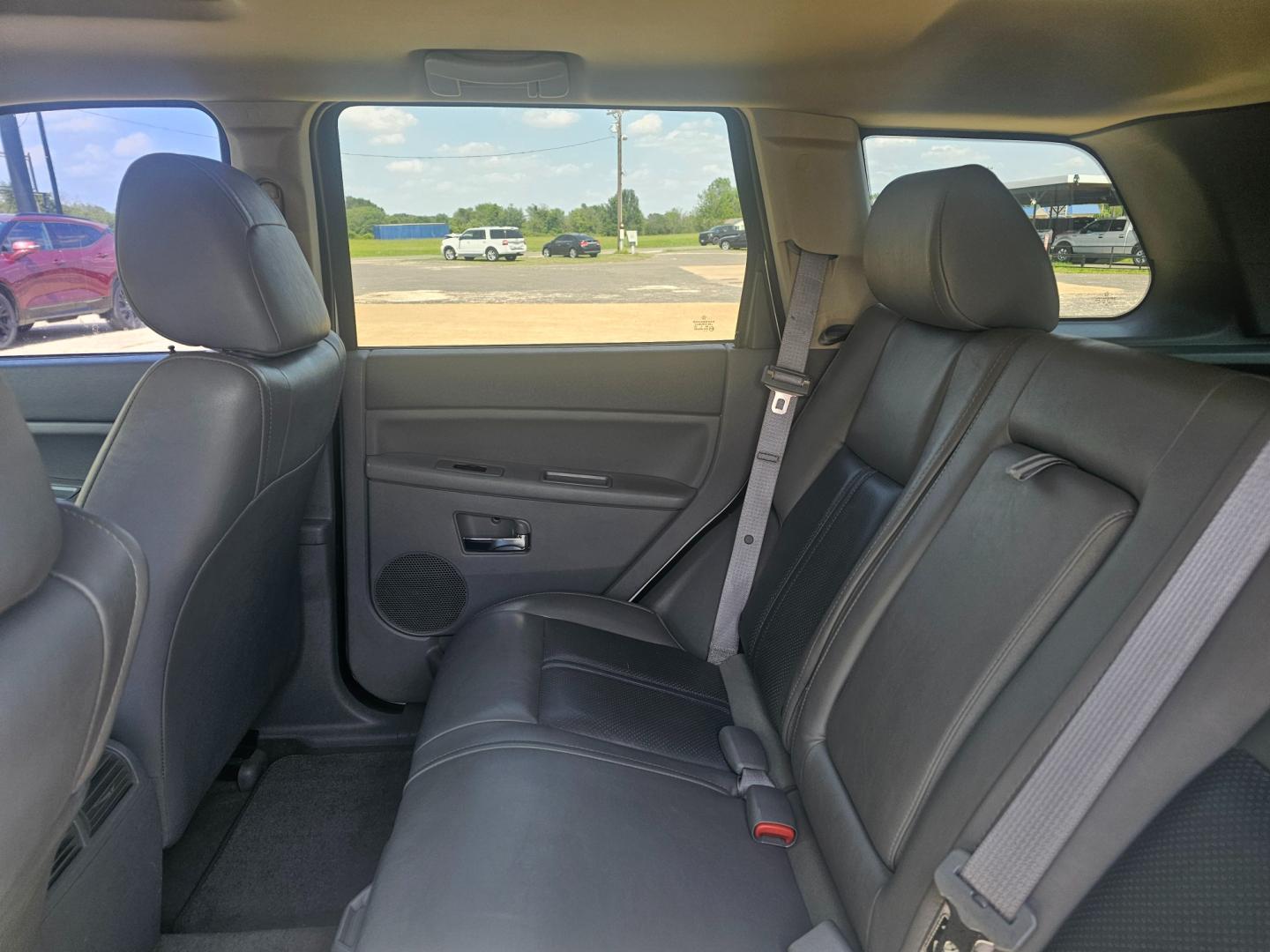 2005 WHITE Jeep Grand Cherokee Limited 2WD (1J4HS58N35C) with an 4.7L V8 SOHC 16V engine, 5-Speed Automatic Overdrive transmission, located at 533 S Seven Points BLVD, Seven Points, TX, 75143, (430) 255-4030, 32.313999, -96.209351 - Photo#5