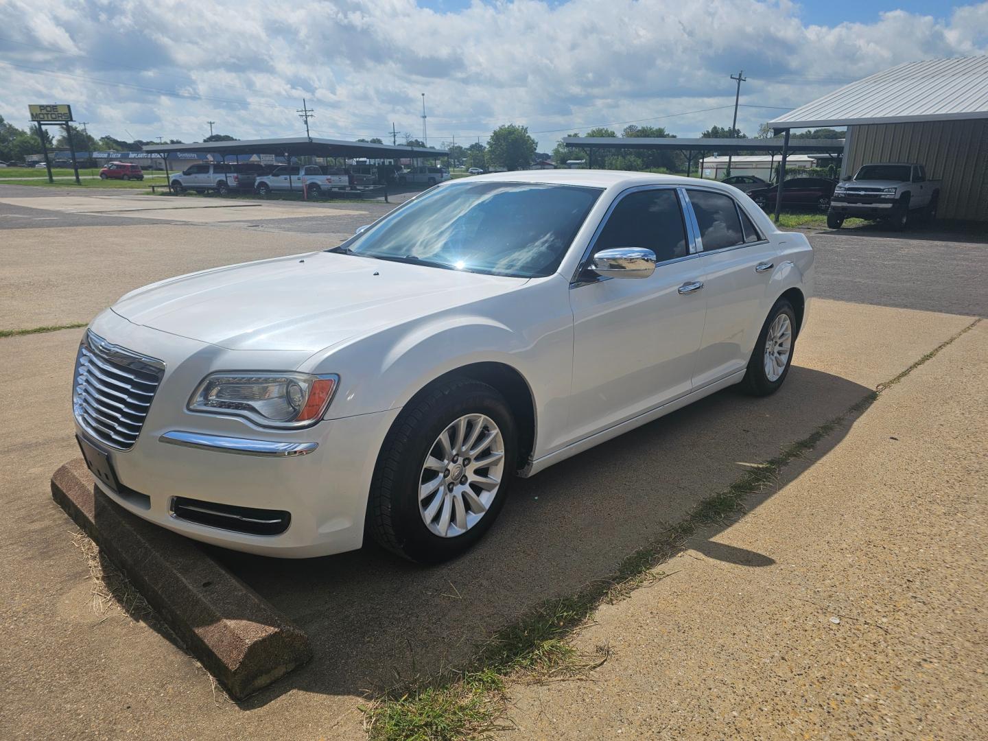 2012 WHITE Chrysler 300 Base (2C3CCAAG6CH) with an 3.6L V6 SOHC 24V engine, 5-Speed Automatic transmission, located at 533 S Seven Points BLVD, Seven Points, TX, 75143, (430) 255-4030, 32.313999, -96.209351 - Photo#0