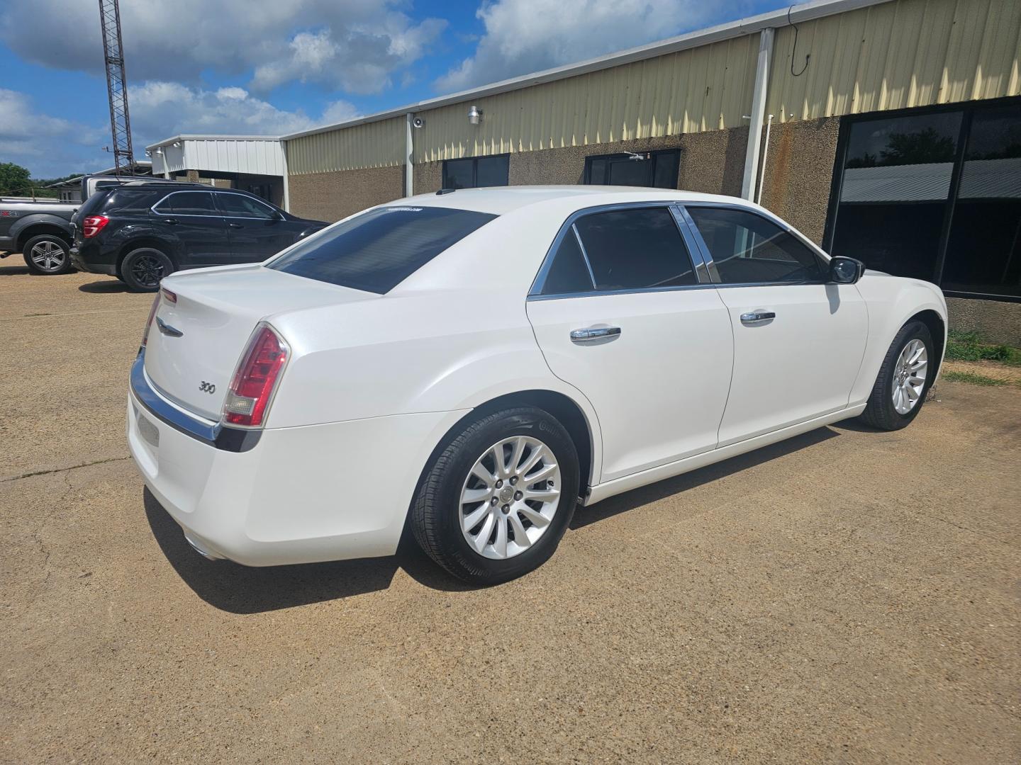 2012 WHITE Chrysler 300 Base (2C3CCAAG6CH) with an 3.6L V6 SOHC 24V engine, 5-Speed Automatic transmission, located at 533 S Seven Points BLVD, Seven Points, TX, 75143, (430) 255-4030, 32.313999, -96.209351 - Photo#2