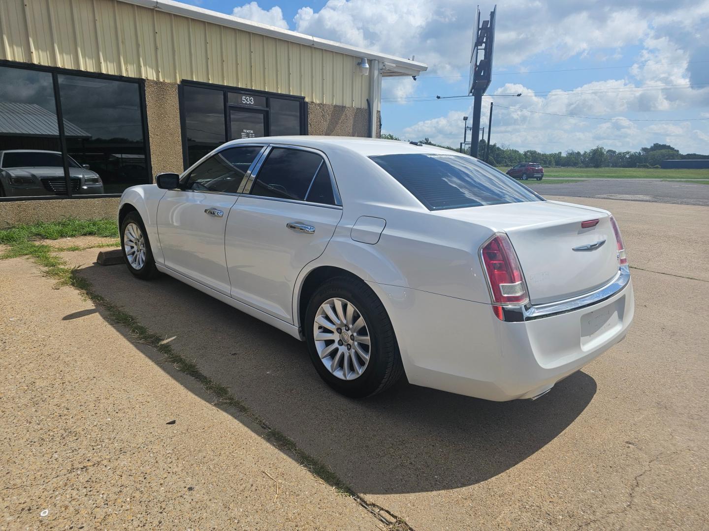 2012 WHITE Chrysler 300 Base (2C3CCAAG6CH) with an 3.6L V6 SOHC 24V engine, 5-Speed Automatic transmission, located at 533 S Seven Points BLVD, Seven Points, TX, 75143, (430) 255-4030, 32.313999, -96.209351 - Photo#3