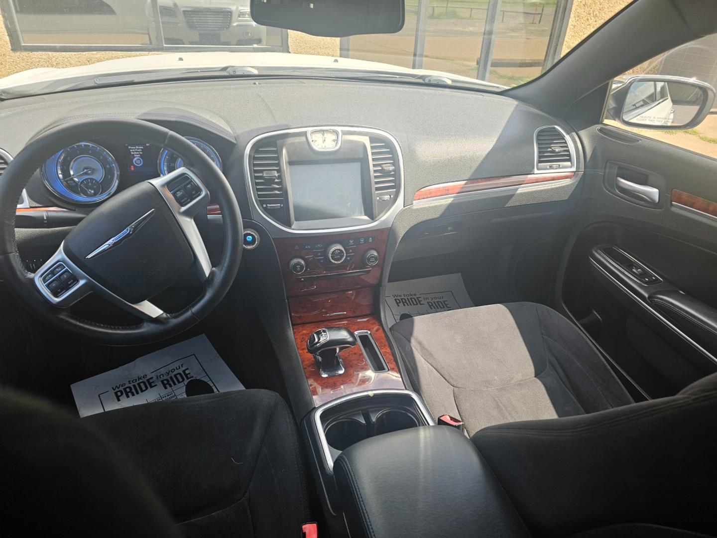 2012 WHITE Chrysler 300 Base (2C3CCAAG6CH) with an 3.6L V6 SOHC 24V engine, 5-Speed Automatic transmission, located at 533 S Seven Points BLVD, Seven Points, TX, 75143, (430) 255-4030, 32.313999, -96.209351 - Photo#4