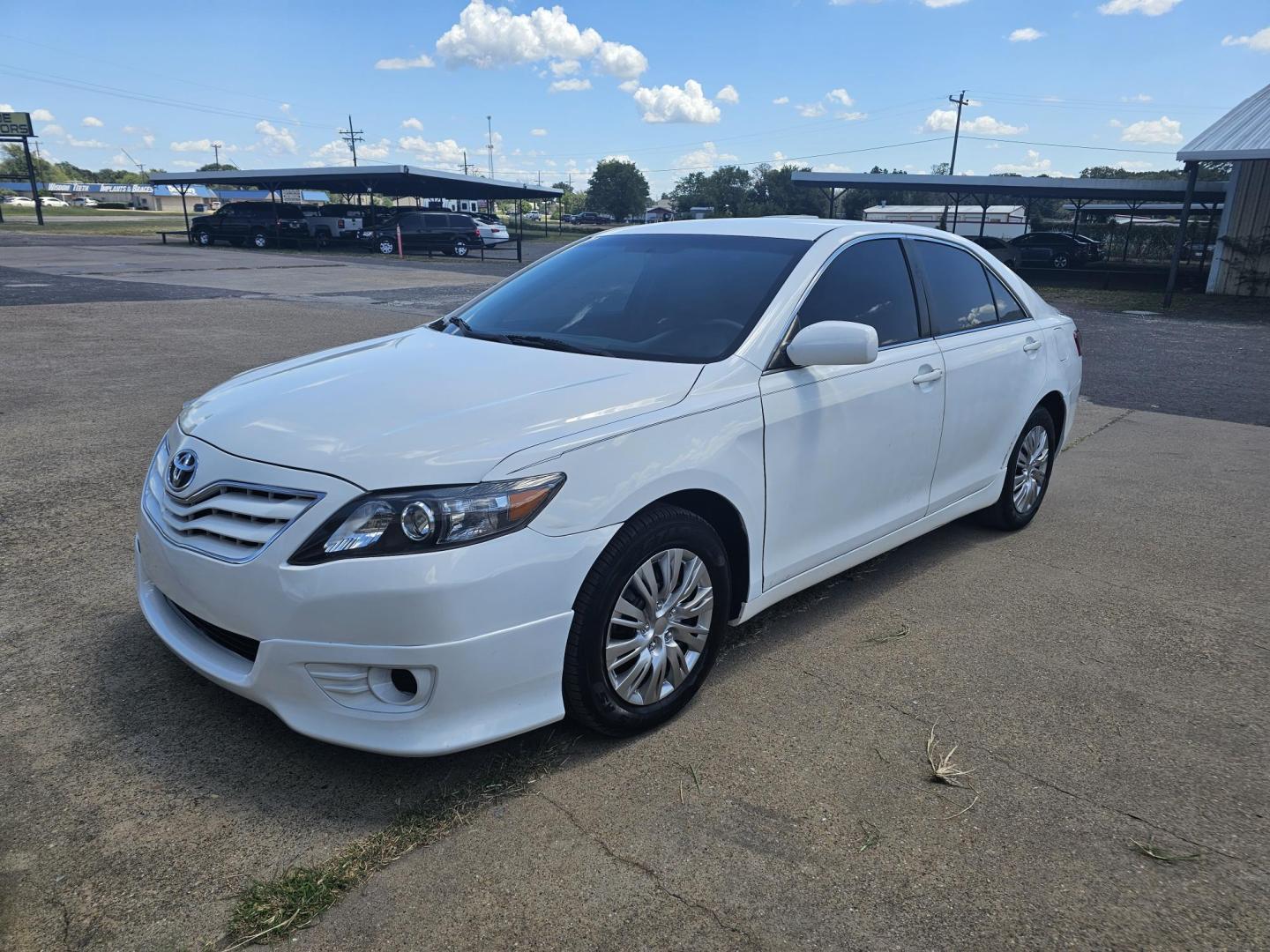 2010 WHITE Toyota Camry LE V6 6-Spd AT (4T1BK3EK2AU) with an 3.5L V6 DOHC 24V engine, 6-Speed Automatic transmission, located at 533 S Seven Points BLVD, Seven Points, TX, 75143, (430) 255-4030, 32.313999, -96.209351 - Photo#0