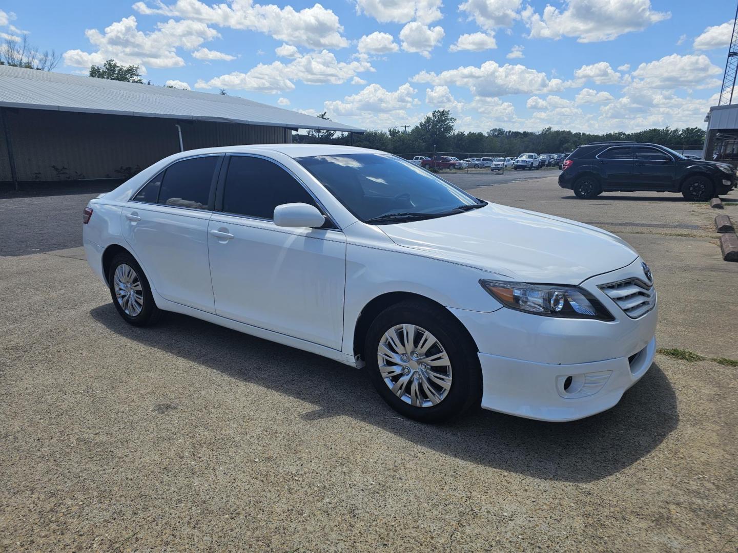 2010 WHITE Toyota Camry LE V6 6-Spd AT (4T1BK3EK2AU) with an 3.5L V6 DOHC 24V engine, 6-Speed Automatic transmission, located at 533 S Seven Points BLVD, Seven Points, TX, 75143, (430) 255-4030, 32.313999, -96.209351 - Photo#2