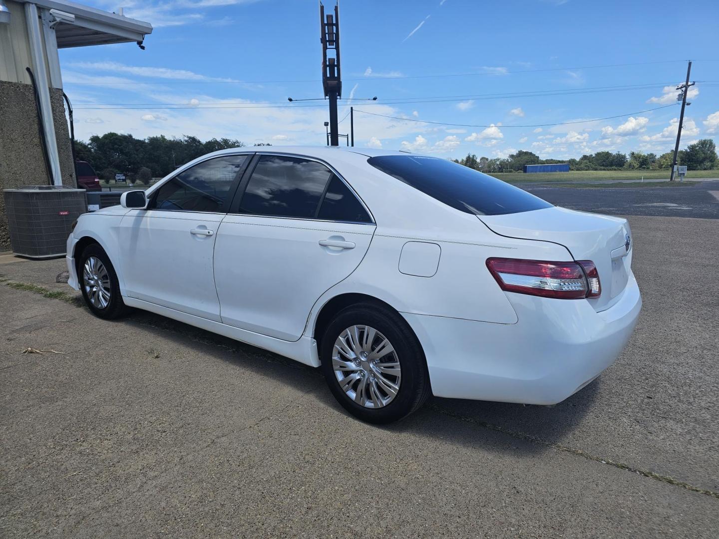 2010 WHITE Toyota Camry LE V6 6-Spd AT (4T1BK3EK2AU) with an 3.5L V6 DOHC 24V engine, 6-Speed Automatic transmission, located at 533 S Seven Points BLVD, Seven Points, TX, 75143, (430) 255-4030, 32.313999, -96.209351 - Photo#4