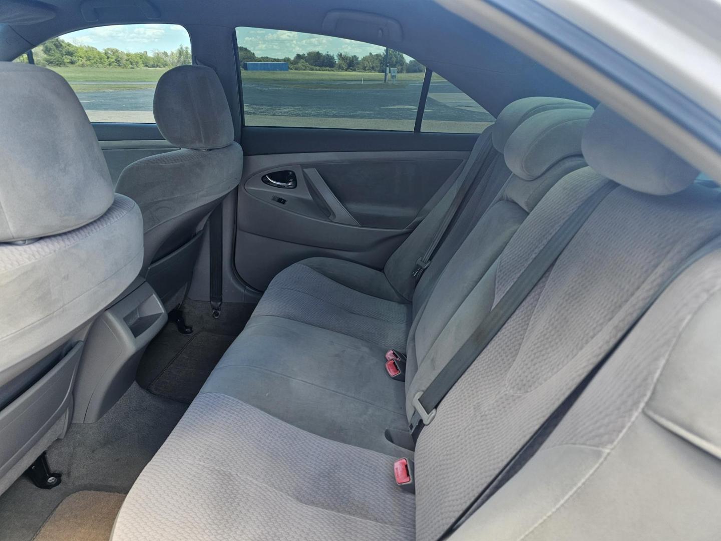 2010 WHITE Toyota Camry LE V6 6-Spd AT (4T1BK3EK2AU) with an 3.5L V6 DOHC 24V engine, 6-Speed Automatic transmission, located at 533 S Seven Points BLVD, Seven Points, TX, 75143, (430) 255-4030, 32.313999, -96.209351 - Photo#5