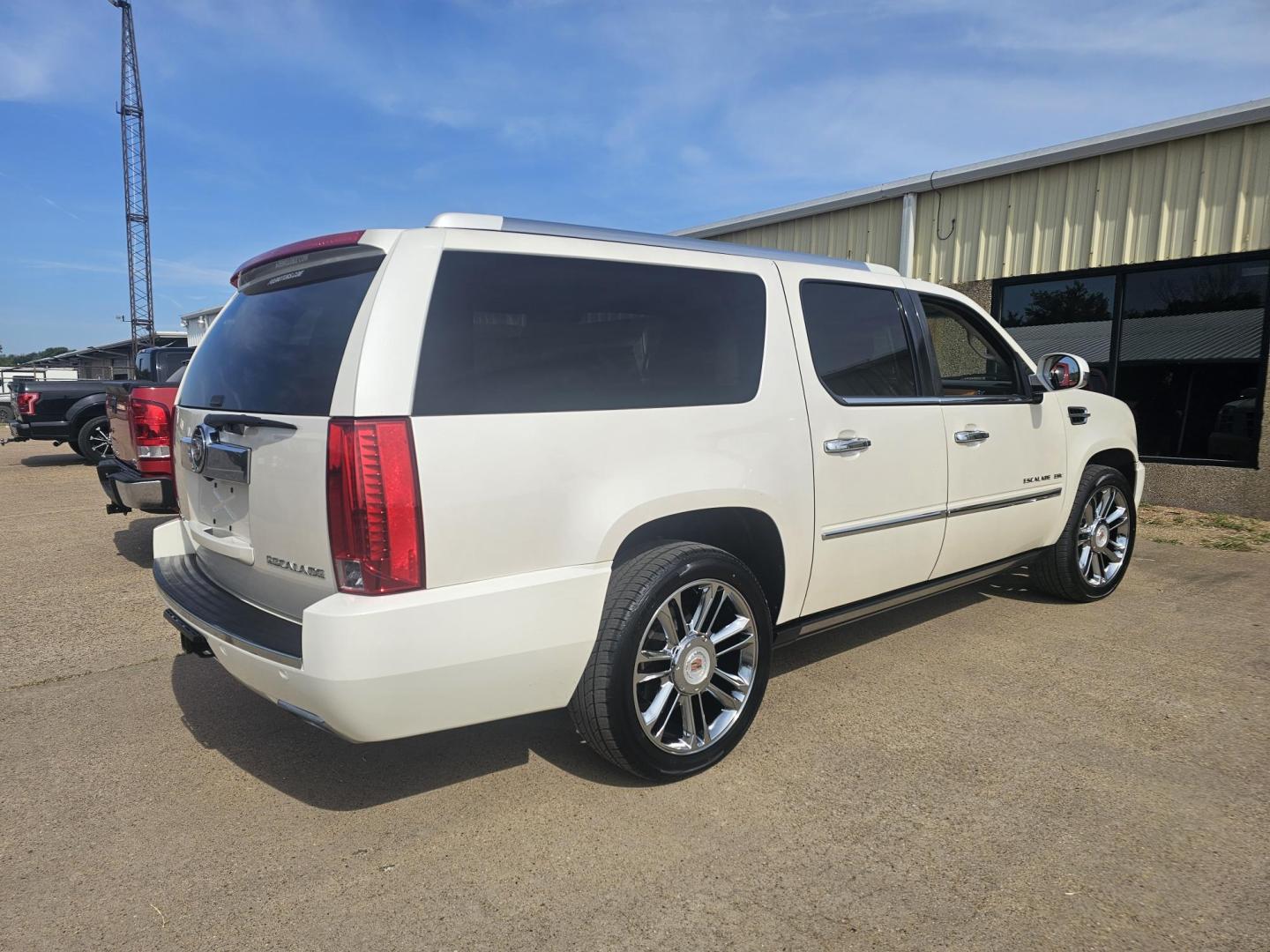 2012 WHITE Cadillac Escalade ESV AWD Platinum (1GYS4KEF9CR) with an 6.2L V8 OHV 16V FFV engine, 6-Speed Automatic transmission, located at 533 S Seven Points BLVD, Seven Points, TX, 75143, (430) 255-4030, 32.313999, -96.209351 - Photo#1