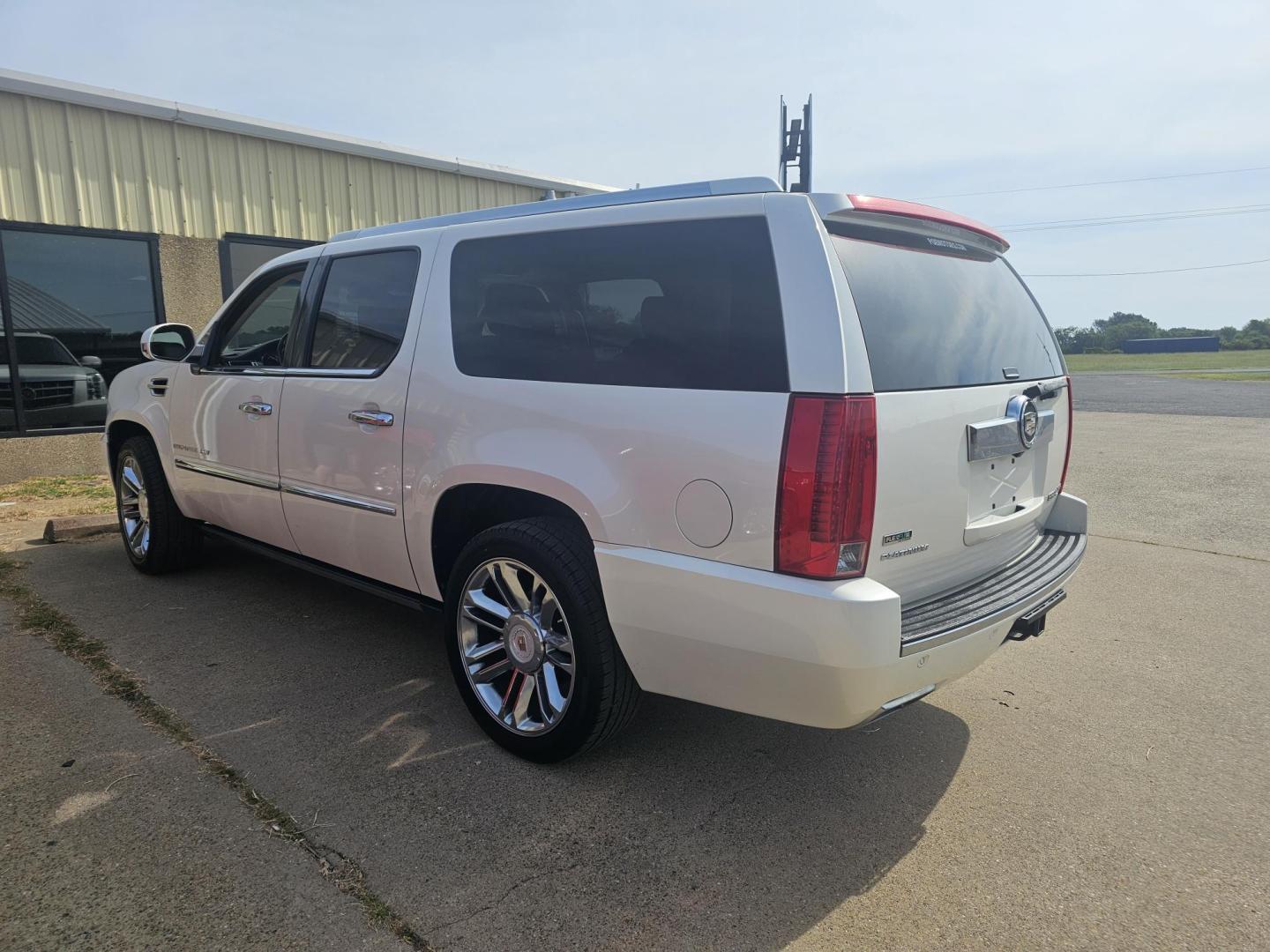 2012 WHITE Cadillac Escalade ESV AWD Platinum (1GYS4KEF9CR) with an 6.2L V8 OHV 16V FFV engine, 6-Speed Automatic transmission, located at 533 S Seven Points BLVD, Seven Points, TX, 75143, (430) 255-4030, 32.313999, -96.209351 - Photo#2