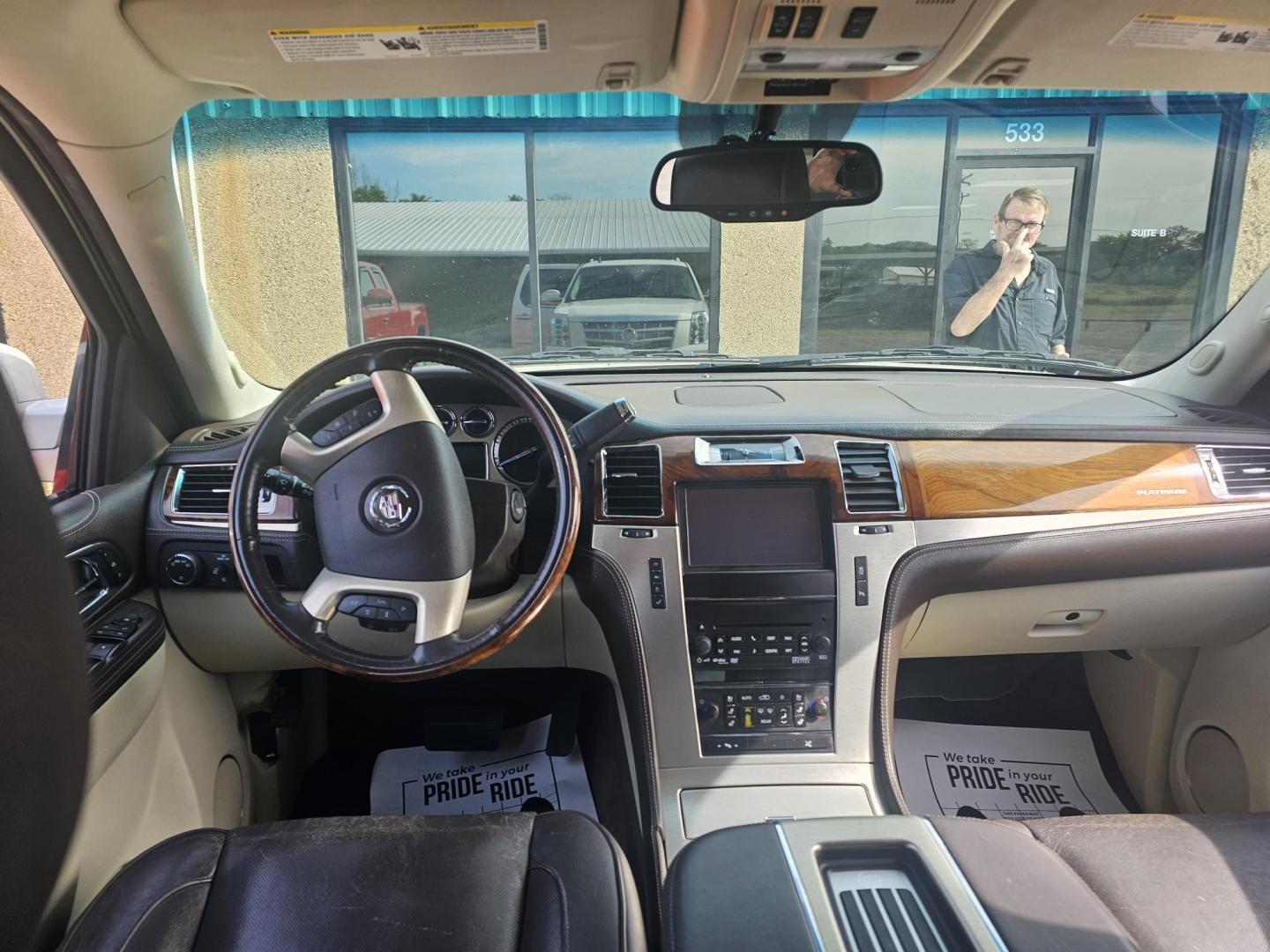 2012 WHITE Cadillac Escalade ESV AWD Platinum (1GYS4KEF9CR) with an 6.2L V8 OHV 16V FFV engine, 6-Speed Automatic transmission, located at 533 S Seven Points BLVD, Seven Points, TX, 75143, (430) 255-4030, 32.313999, -96.209351 - Photo#5