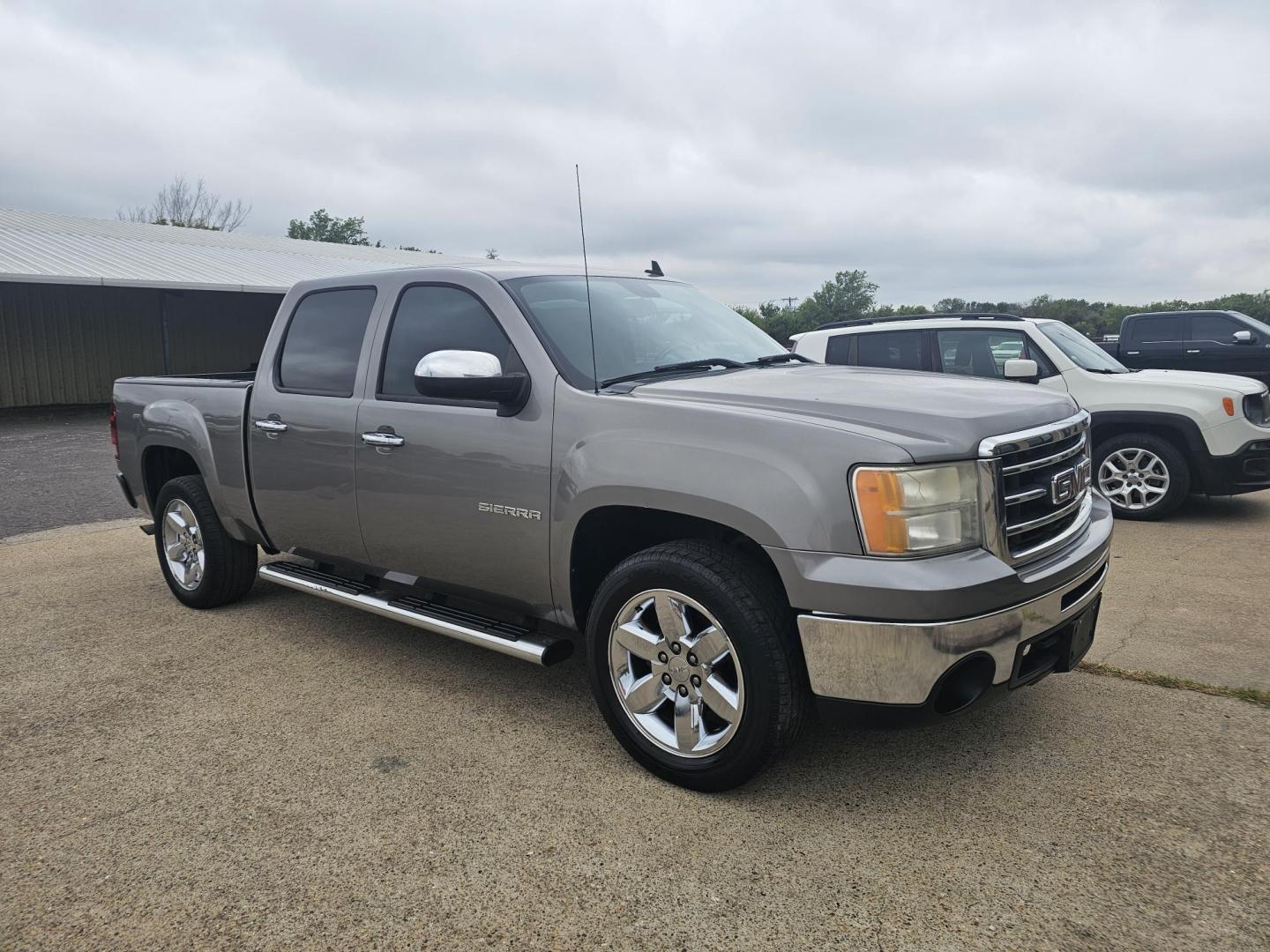 2013 GMC Sierra 1500 SLE Crew Cab 2WD (3GTP1VE02DG) with an 5.3L V8 OHV 16V FFV engine, 6-Speed Automatic transmission, located at 533 S Seven Points BLVD, Seven Points, TX, 75143, (430) 255-4030, 32.313999, -96.209351 - Photo#1