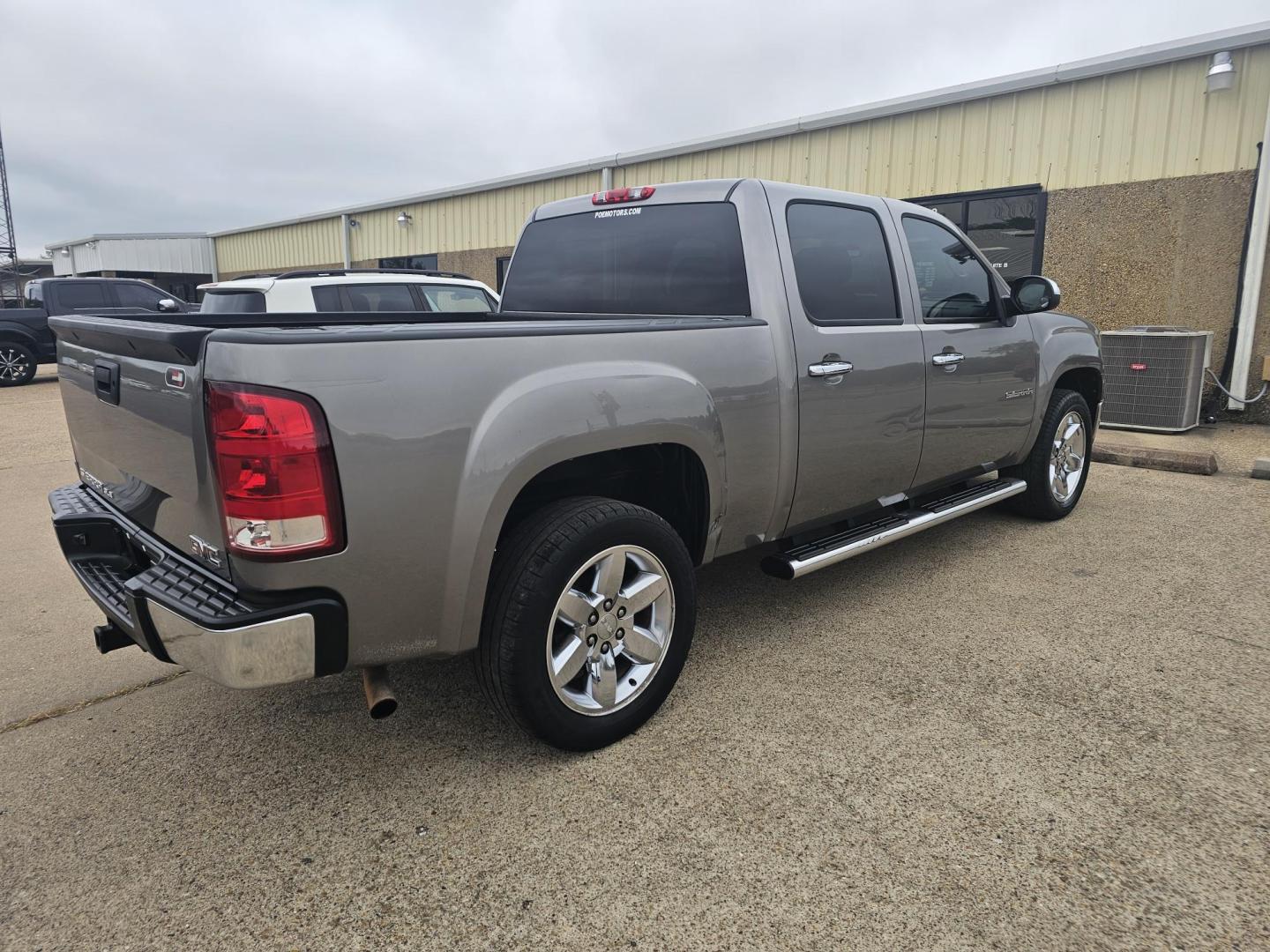 2013 GMC Sierra 1500 SLE Crew Cab 2WD (3GTP1VE02DG) with an 5.3L V8 OHV 16V FFV engine, 6-Speed Automatic transmission, located at 533 S Seven Points BLVD, Seven Points, TX, 75143, (430) 255-4030, 32.313999, -96.209351 - Photo#2