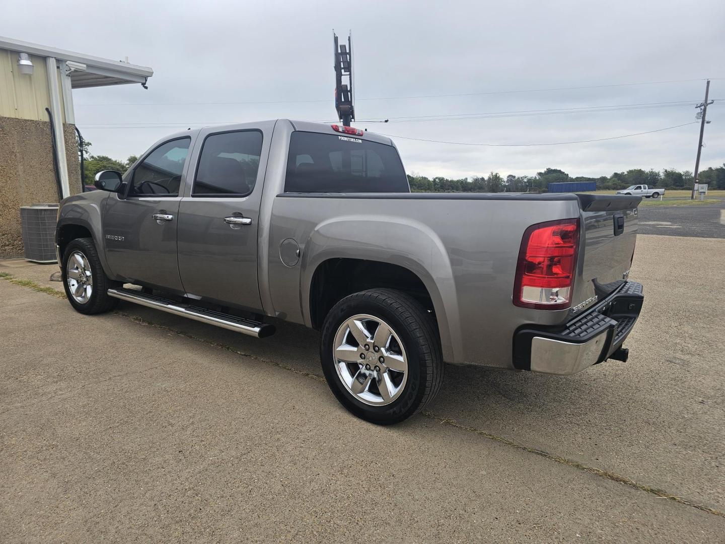 2013 GMC Sierra 1500 SLE Crew Cab 2WD (3GTP1VE02DG) with an 5.3L V8 OHV 16V FFV engine, 6-Speed Automatic transmission, located at 533 S Seven Points BLVD, Seven Points, TX, 75143, (430) 255-4030, 32.313999, -96.209351 - Photo#3