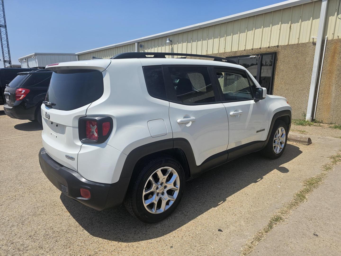 2015 Jeep Renegade Latitude FWD (ZACCJABT5FP) with an 2.4L L4 engine, 6-Speed Manual transmission, located at 533 S Seven Points BLVD, Seven Points, TX, 75143, (430) 255-4030, 32.313999, -96.209351 - Photo#2