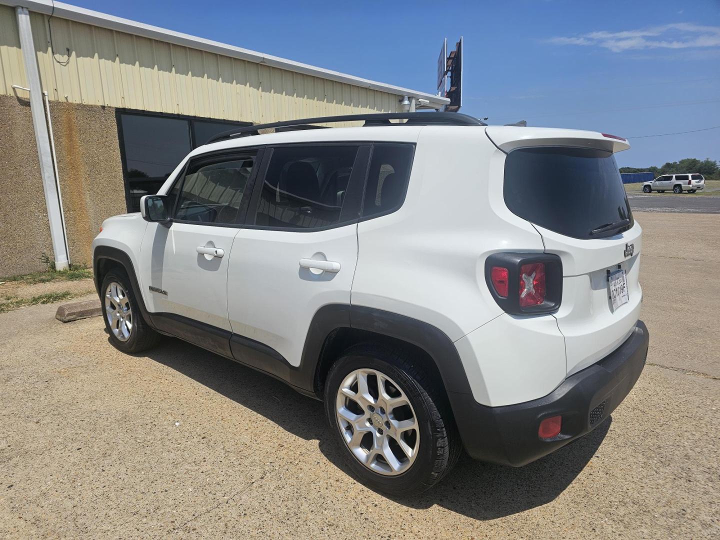 2015 Jeep Renegade Latitude FWD (ZACCJABT5FP) with an 2.4L L4 engine, 6-Speed Manual transmission, located at 533 S Seven Points BLVD, Seven Points, TX, 75143, (430) 255-4030, 32.313999, -96.209351 - Photo#3